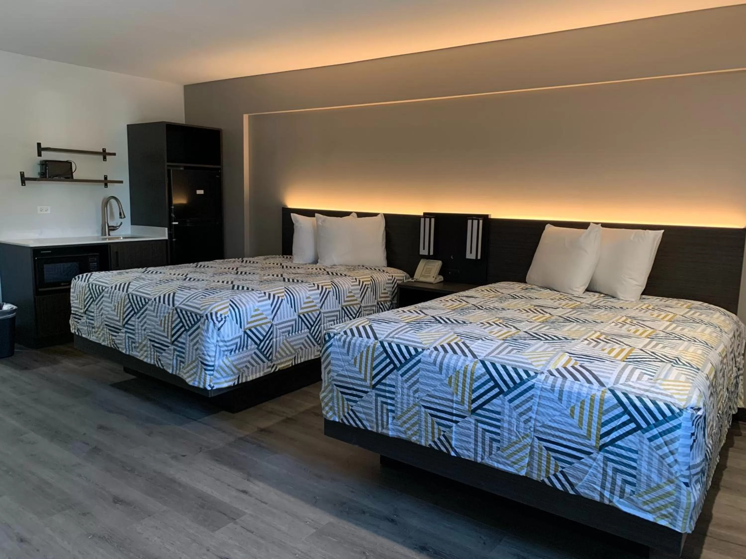 Queen Room with Two Queen Beds - Non-Smoking in Studio 6 Rockford