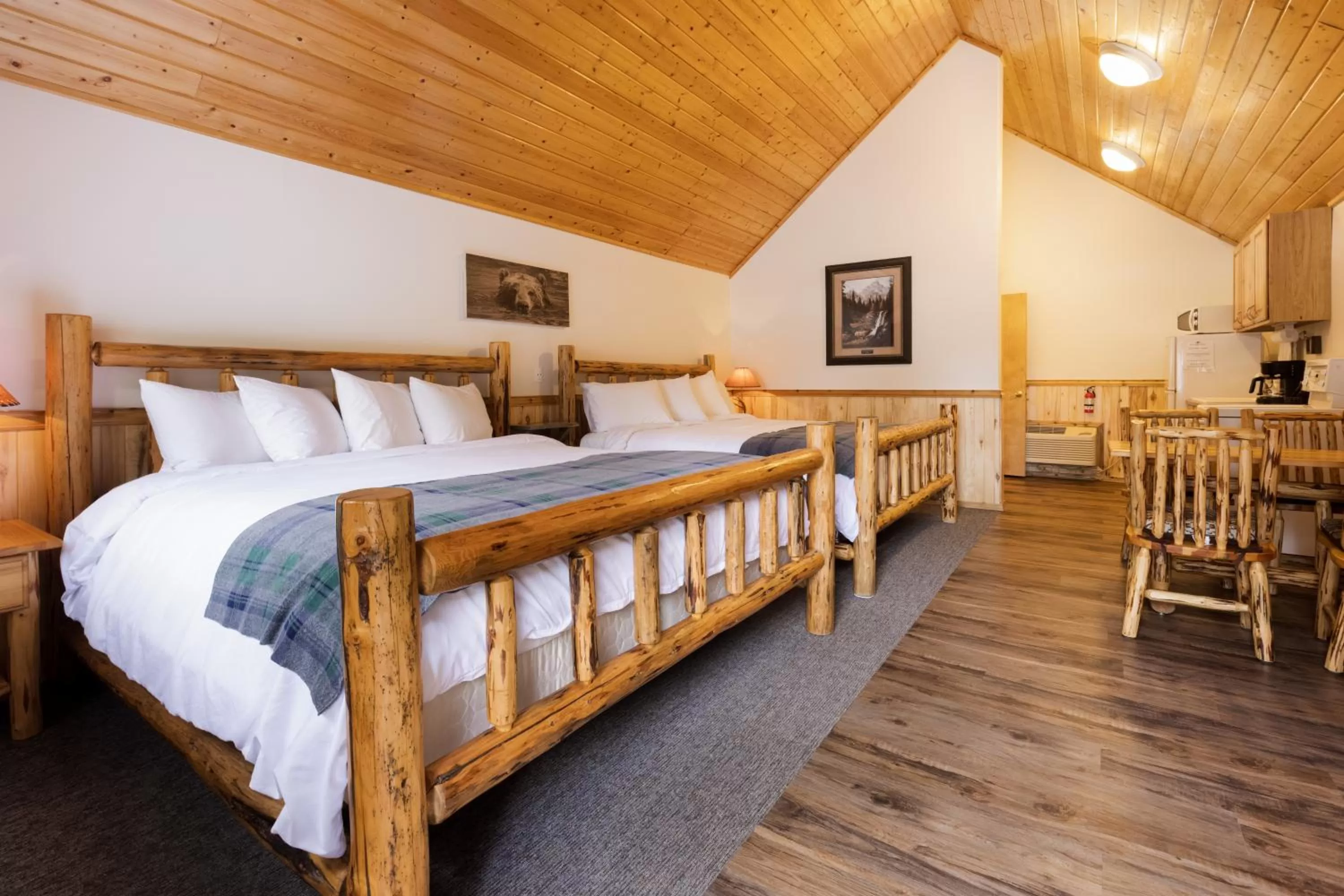 Deluxe King Room in Beargrass Lodging & RV Resort