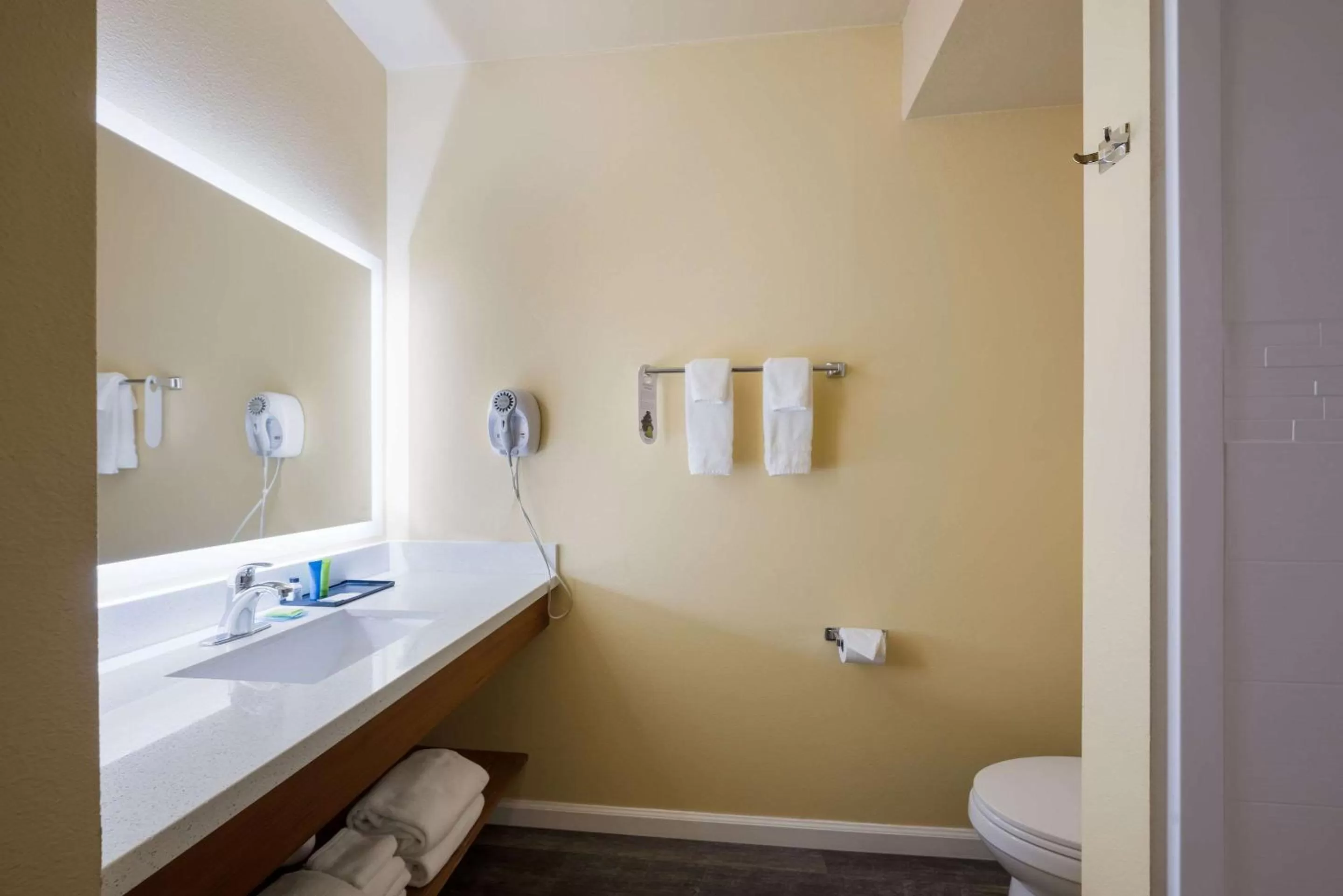 King Suite with Marina View in Inn at Port Gardner-Everett Waterfront, Ascend Hotel Collection