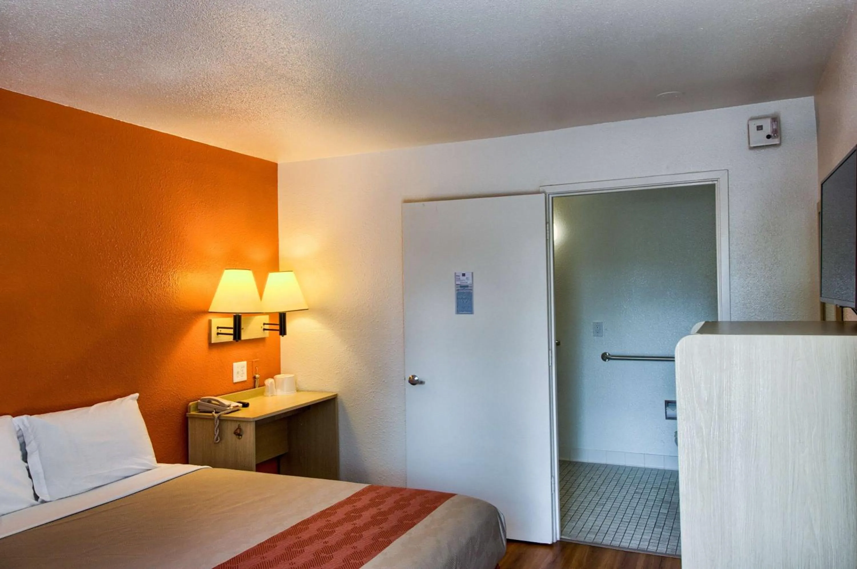 Queen Room - single occupancy in Motel 6-Everett, WA - North
