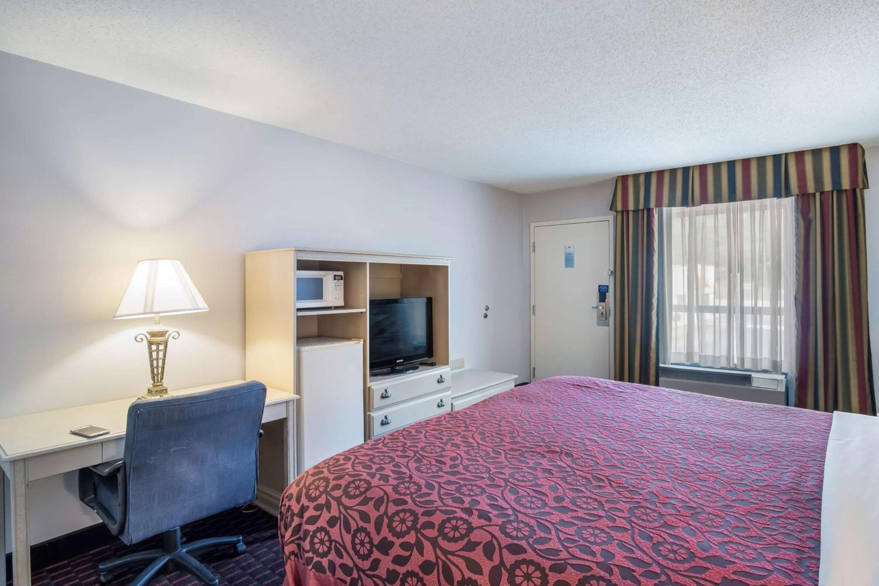 King Room - single occupancy - Disability Access - Non-Smoking in Motel 6-London, KY