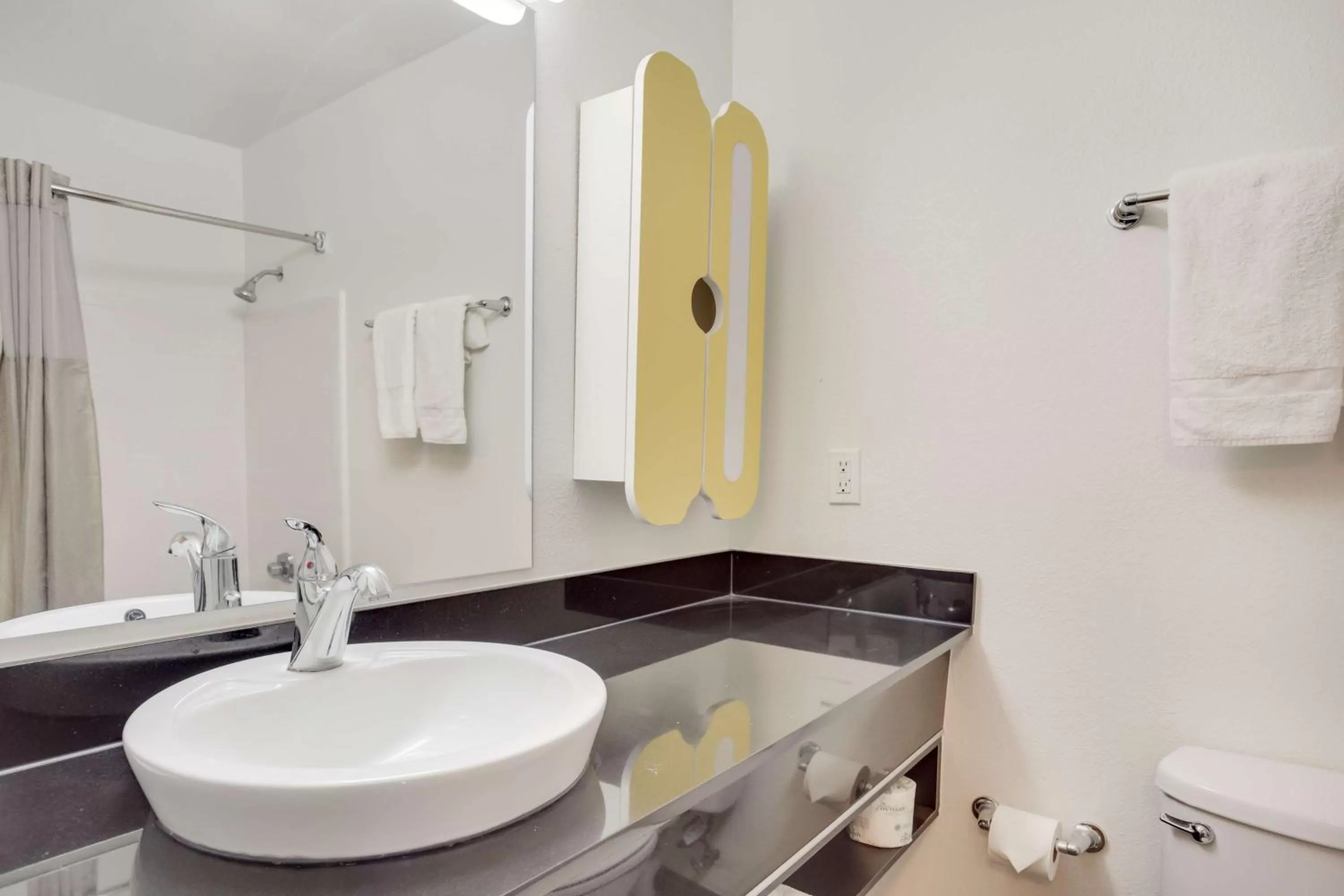 Quadruple Room - Non-Smoking in Studio 6-Stafford, TX - Houston - Sugarland