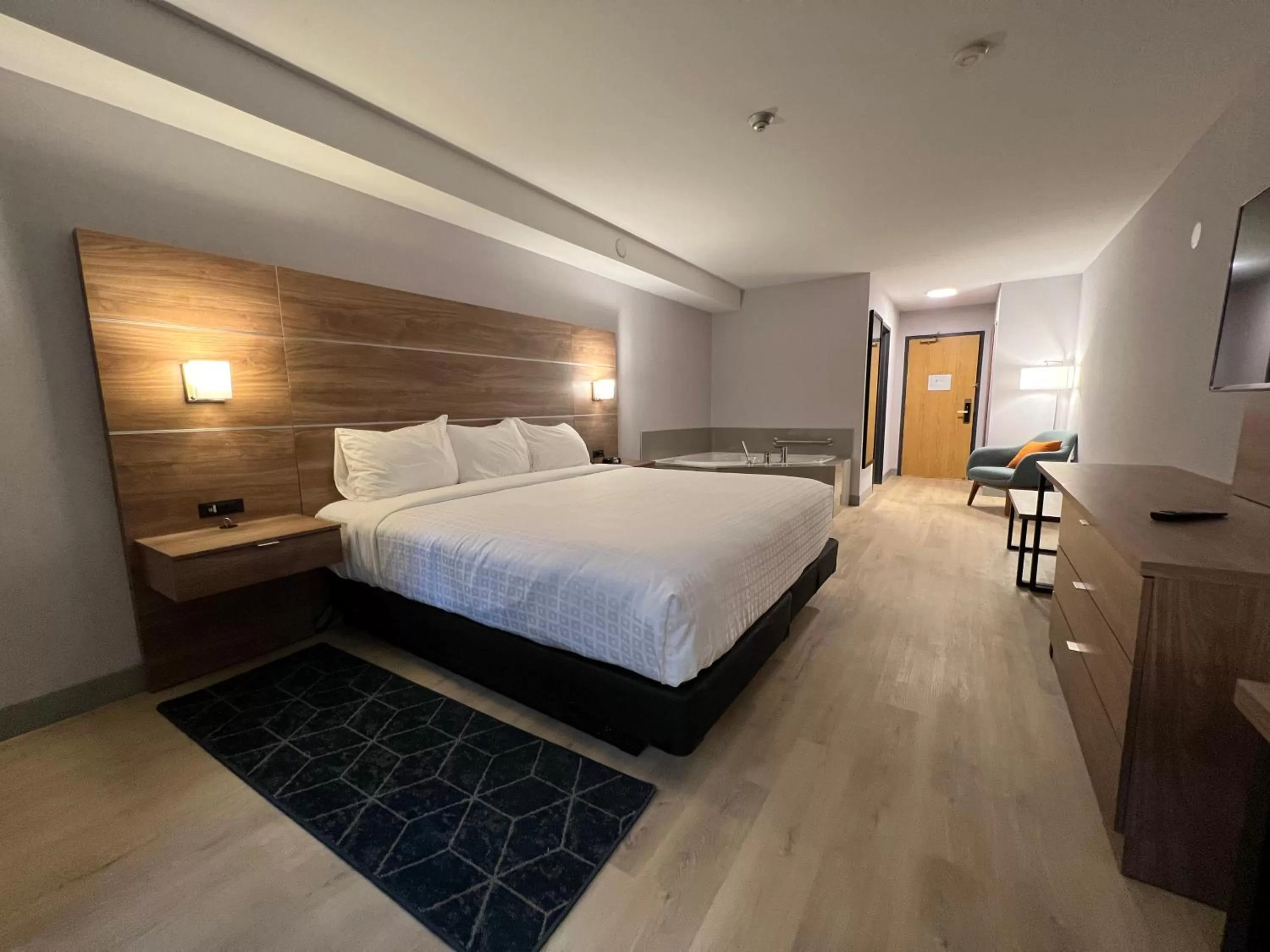 King Suite with Jetted Tub - Non-Smoking in Super 8 by Wyndham Cornwall ON