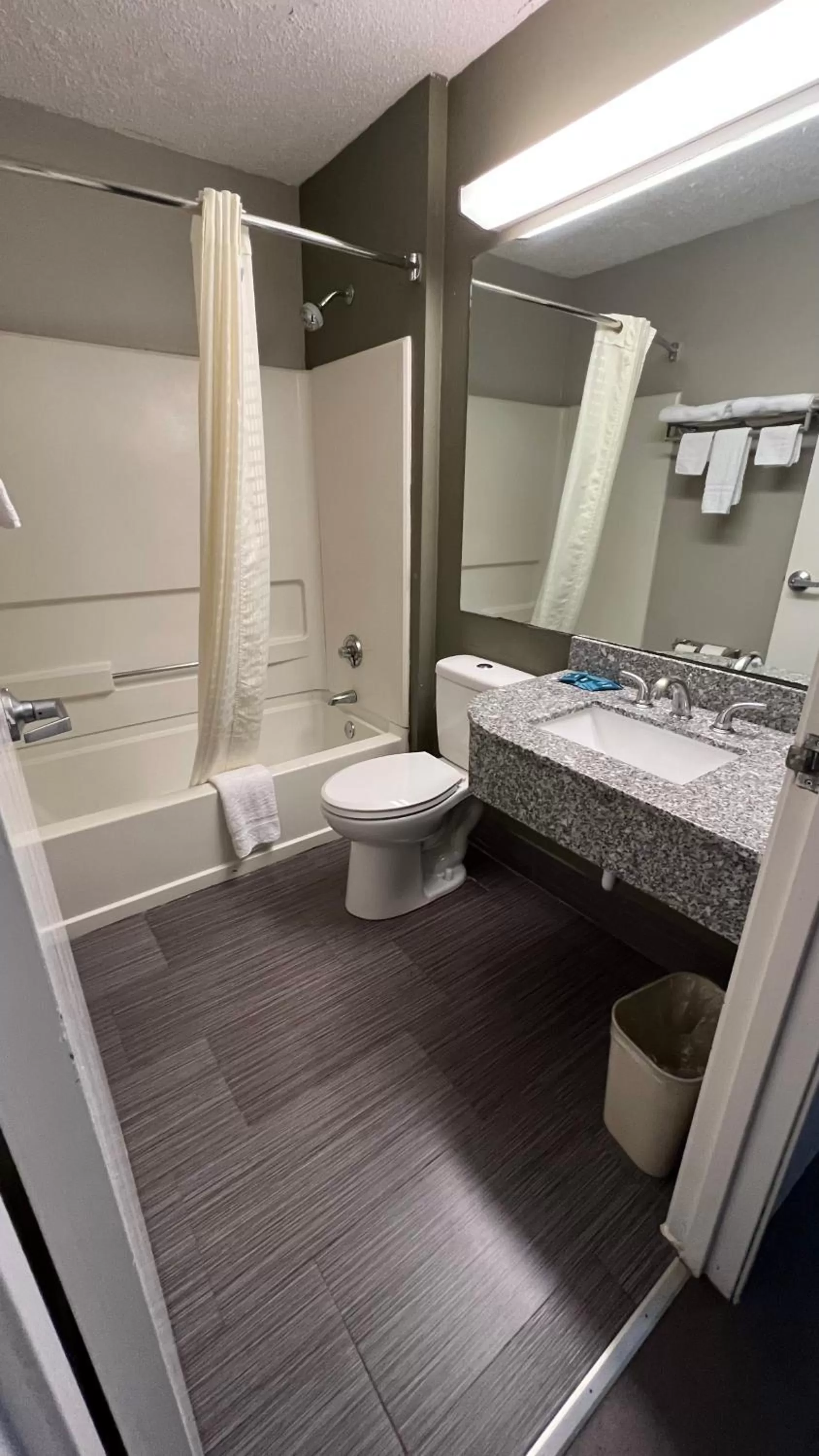 Queen Suite in America's Best Value Inn and Suites - Jackson