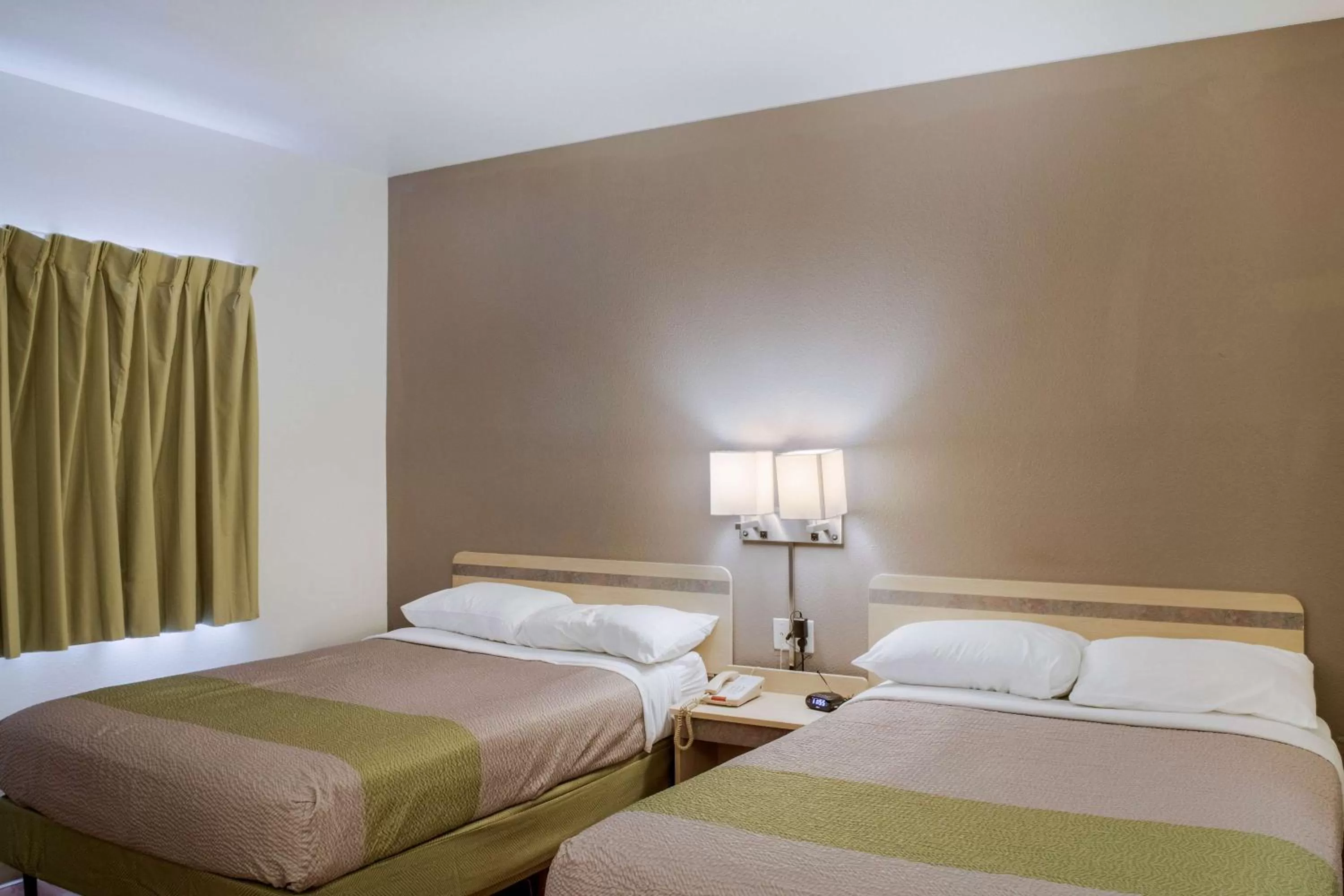 Deluxe Quadruple Room - single occupancy - Non-Smoking in Motel 6 Fishers, In - Indianapolis