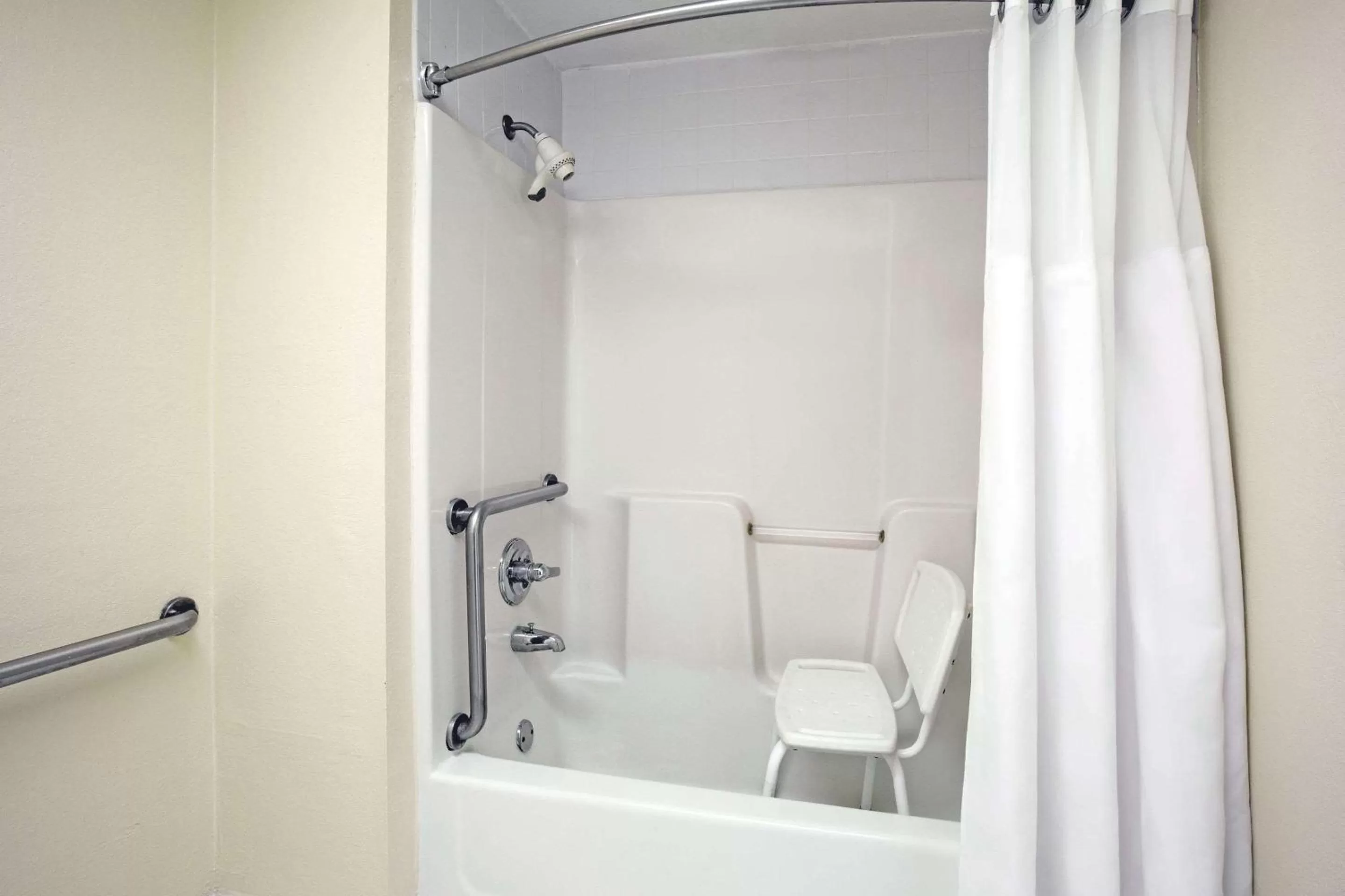 Queen Room with Bath Tub - single occupancy - Mobility Accessible/Non-Smoking in Ramada by Wyndham Pelham