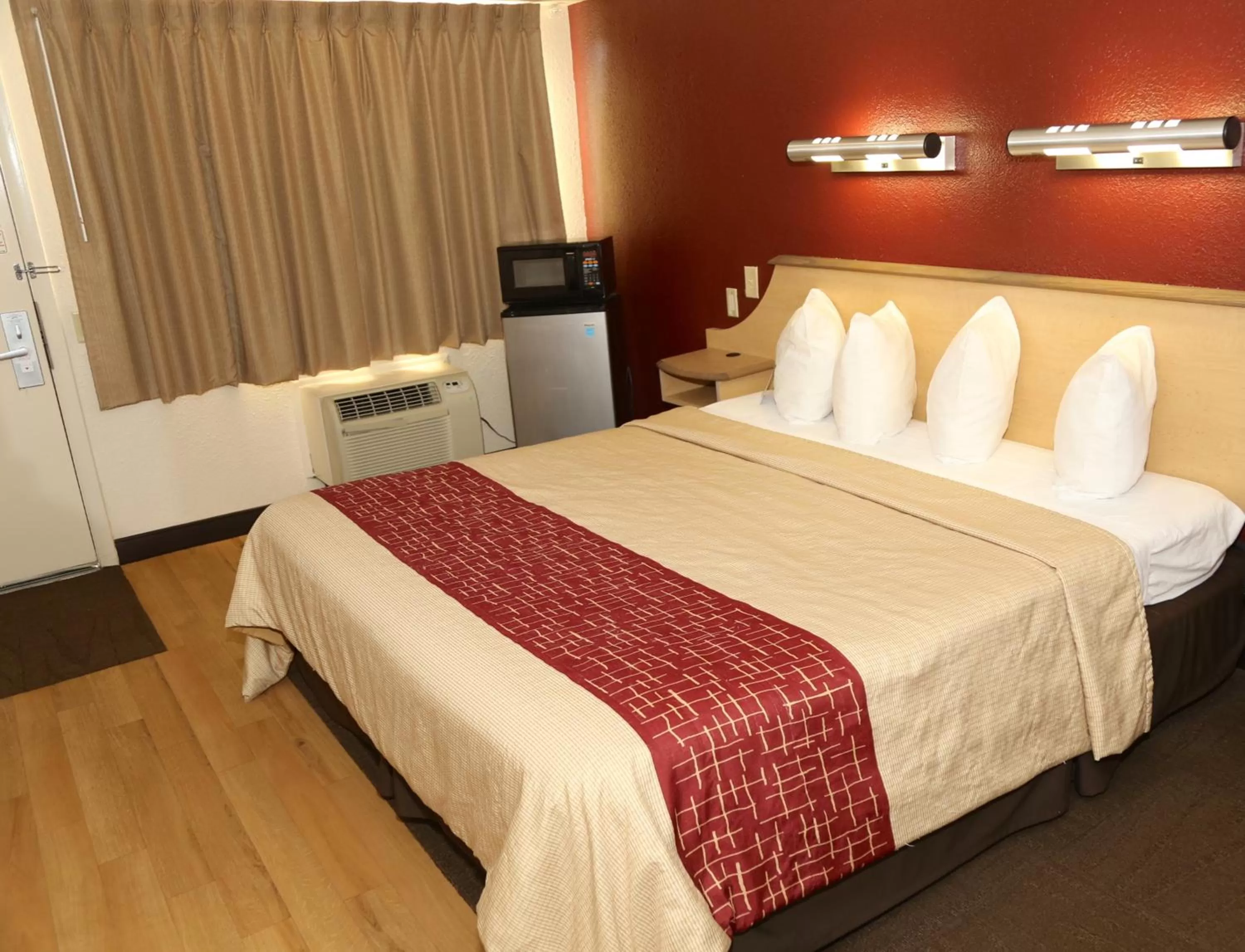 Superior King Room Disability Access Non-Smoking in Red Roof Inn Enfield