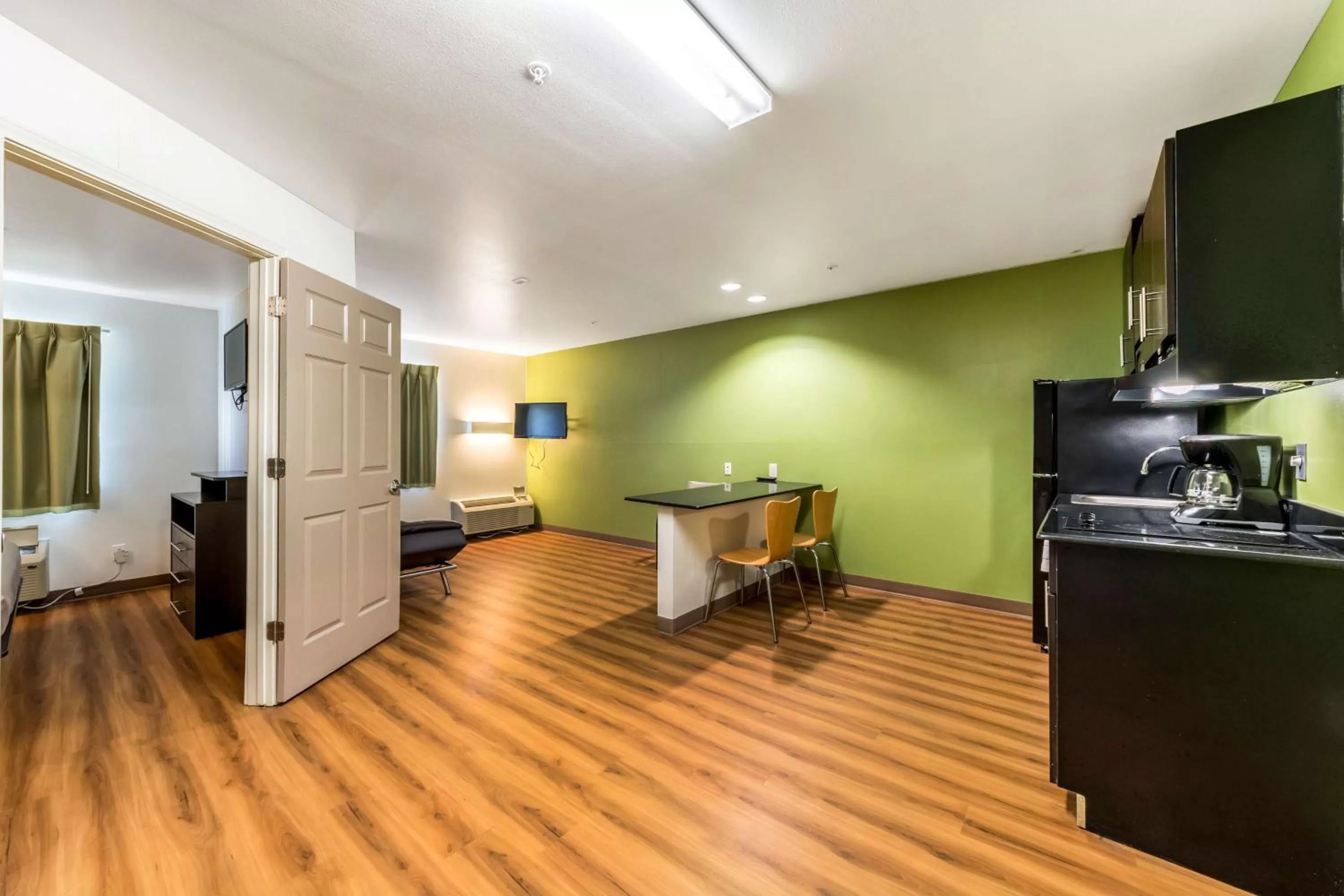 King Suite - Non-Smoking in Super 8 by Wyndham Kenedy