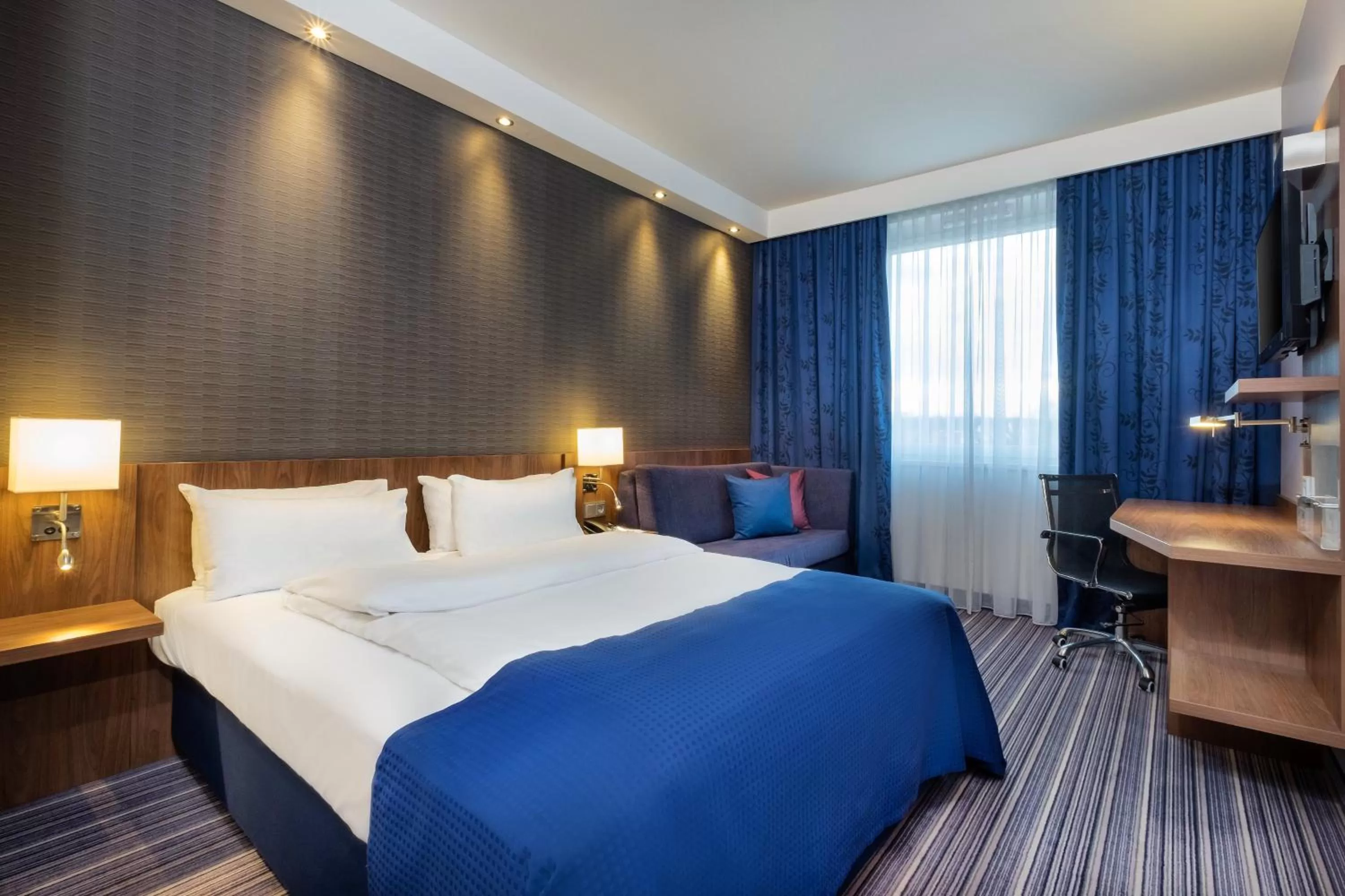 Standard Queen Room in Holiday Inn Express Friedrichshafen by IHG