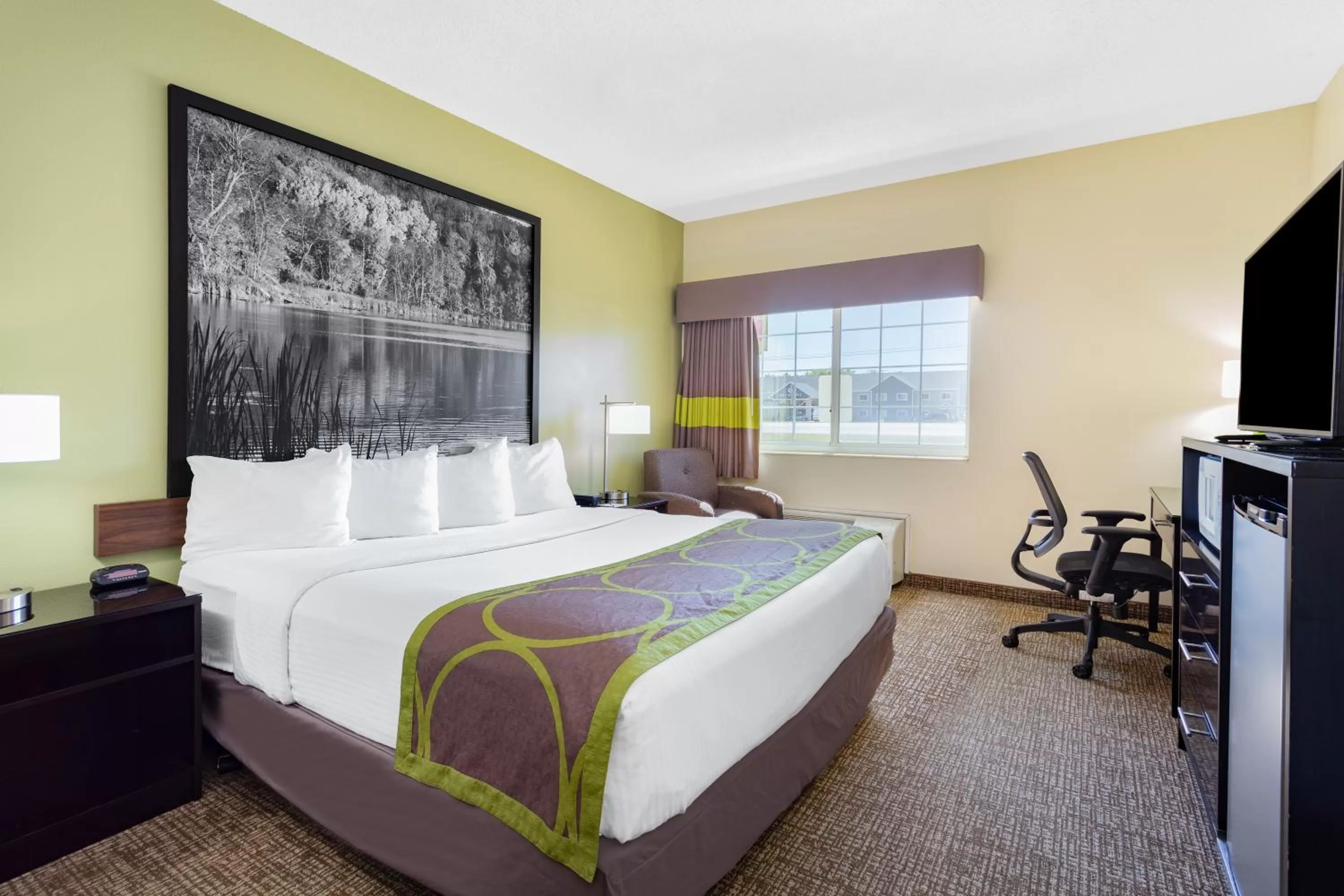 King Room - Disability Access/Non-Smoking in Super 8 by Wyndham Emmetsburg