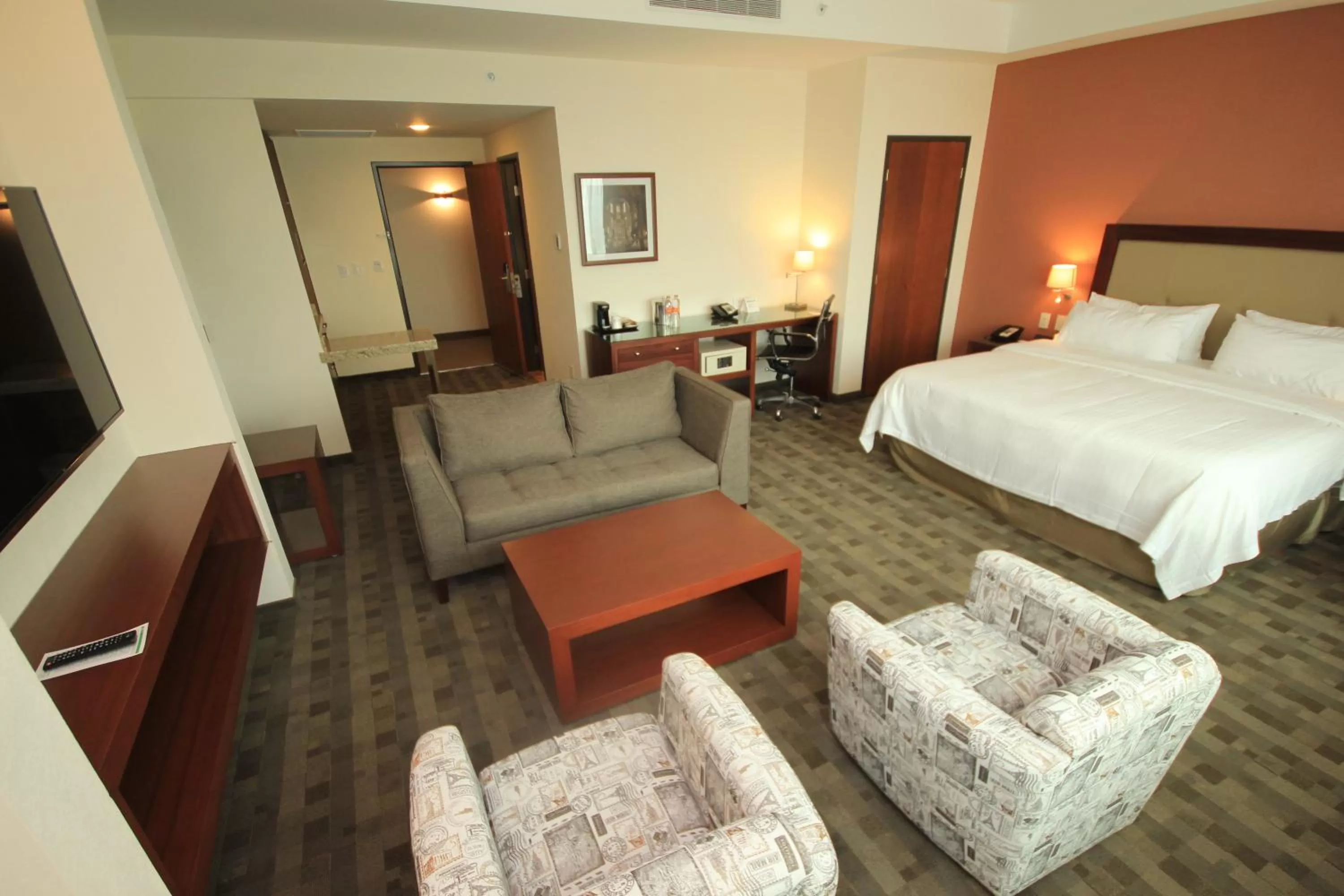 King Suite in Holiday Inn & Suites Plaza Mayor by IHG