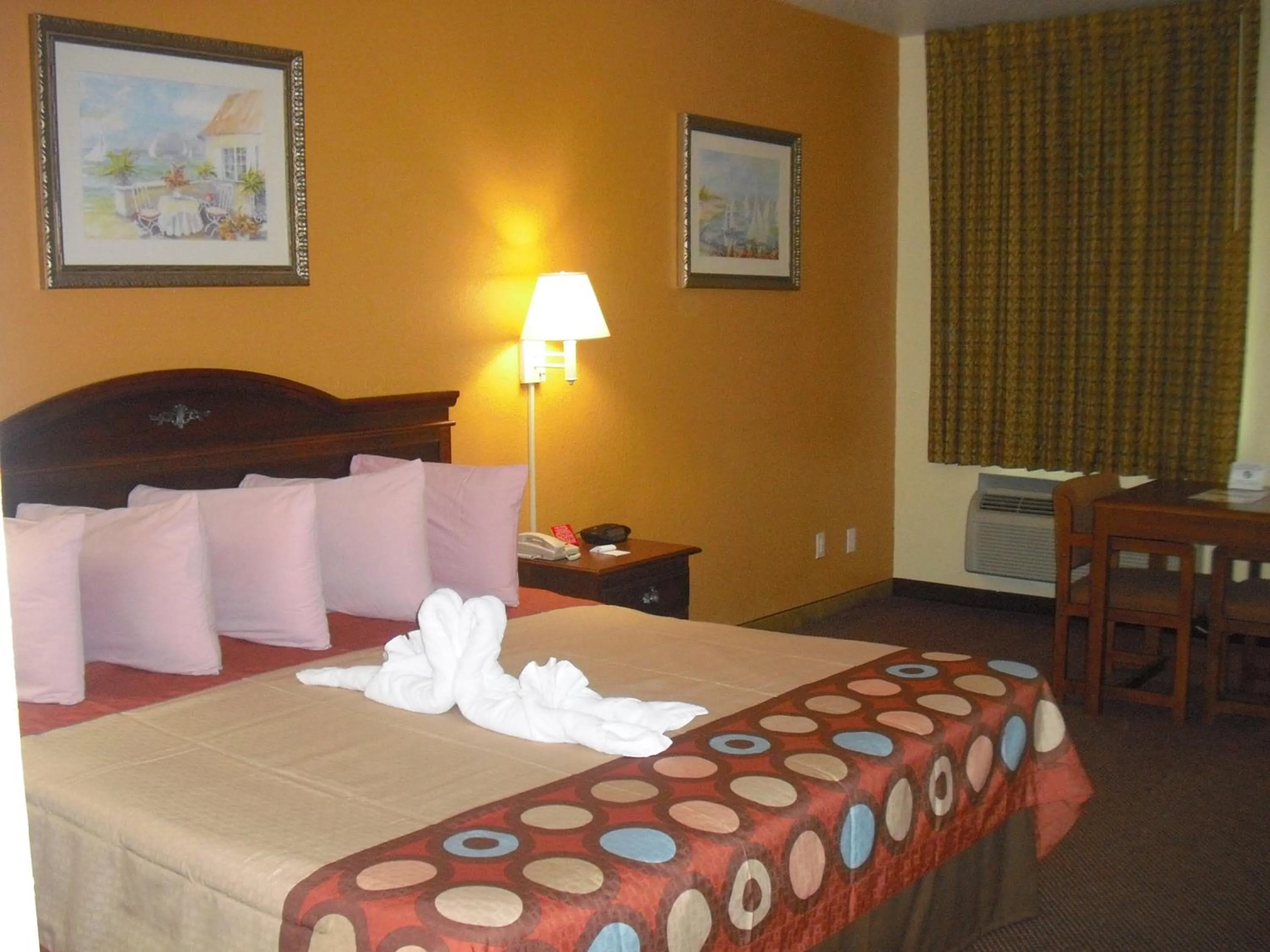 Deluxe King Studio Suite with Jetted Tub - Smoking 
 in Super 8 by Wyndham Daytona Beach