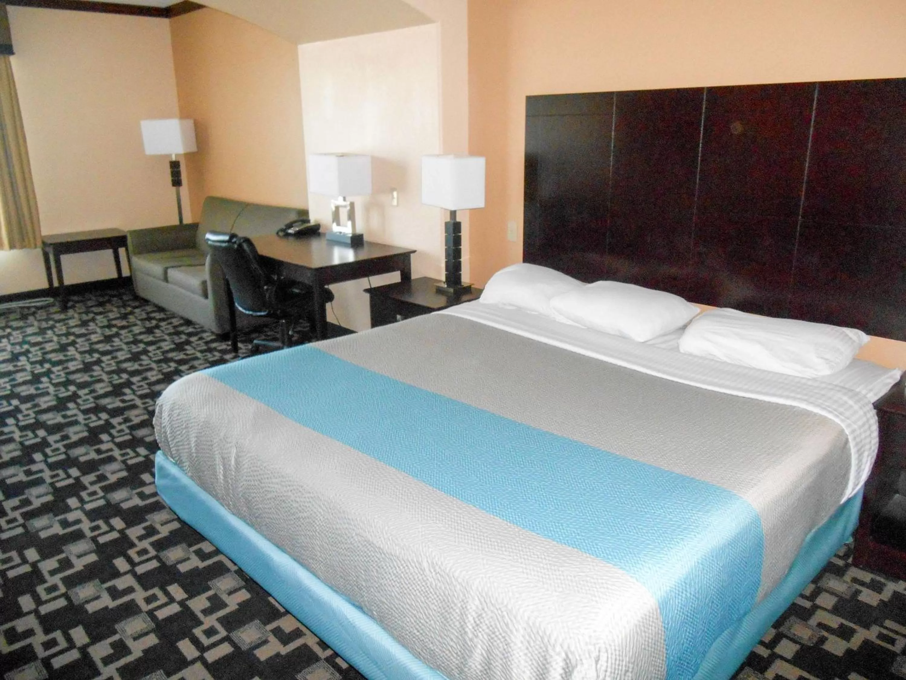 Deluxe King Room - single occupancy - Non-Smoking in Motel 6-Joshua, TX