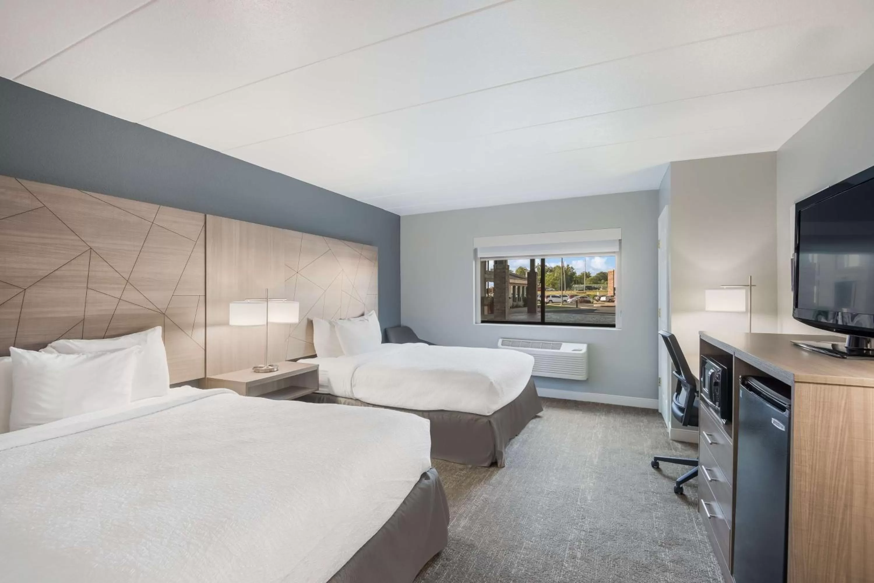 Queen Room with Two Queen Beds and Bath Tub - Disability Access in Best Western Fort Wayne I-69 North