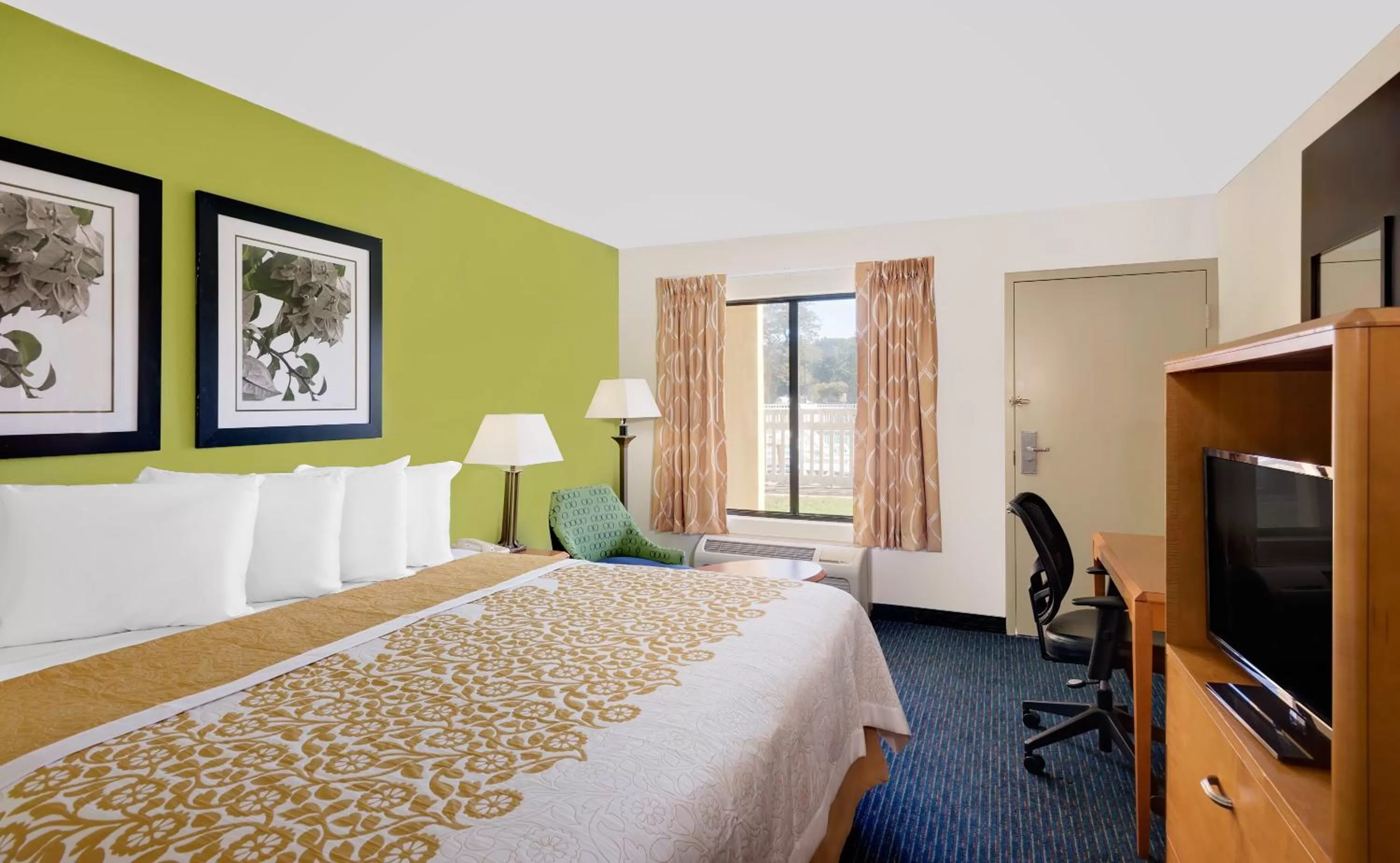King Room - Mobility Access/Non-Smoking in Days Inn by Wyndham Easton