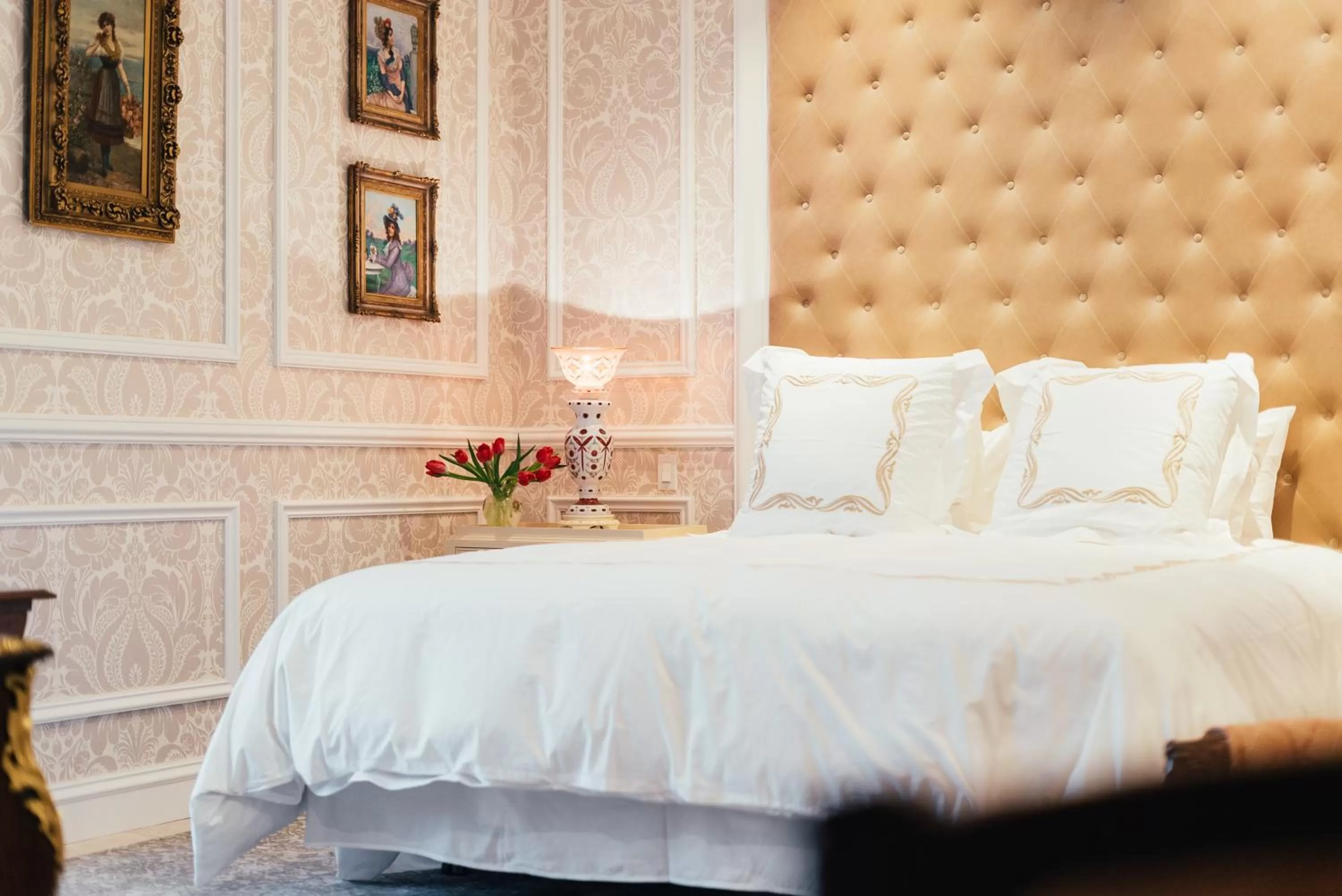 Suite with Spa Bath - single occupancy in Neighbourgood Sutter Mansion