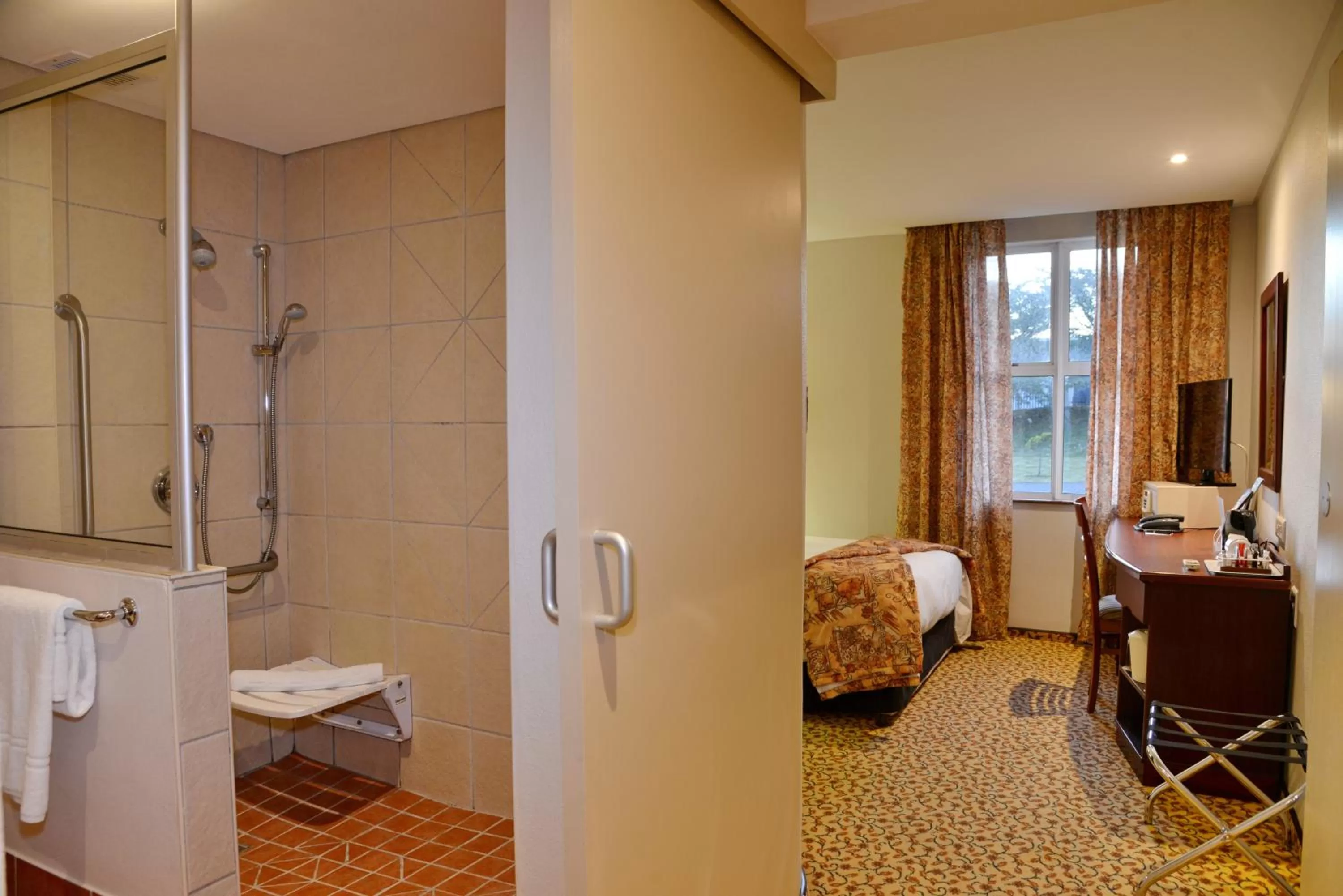 Double Room - Disability Access in Town Lodge George