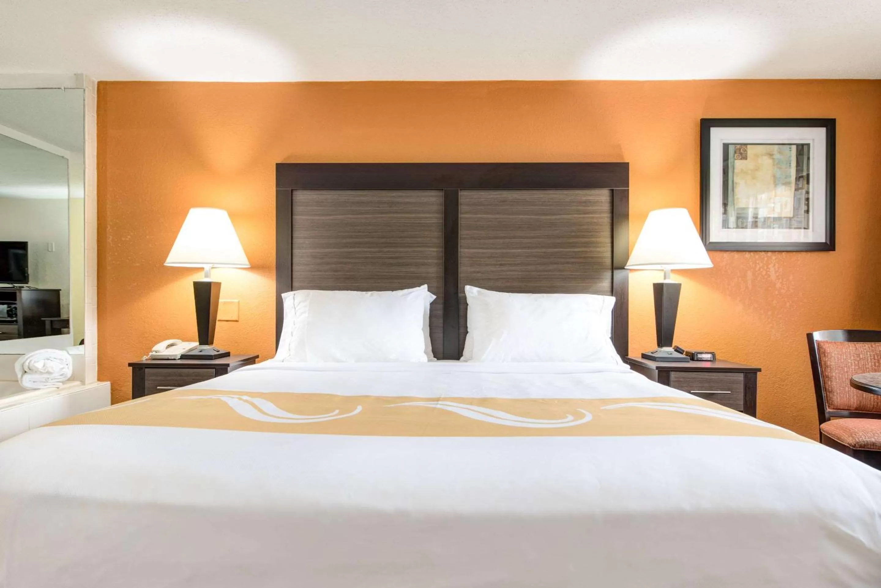 King Room with Whirlpool - Non-Smoking in Quality Inn Creekside - Downtown Gatlinburg