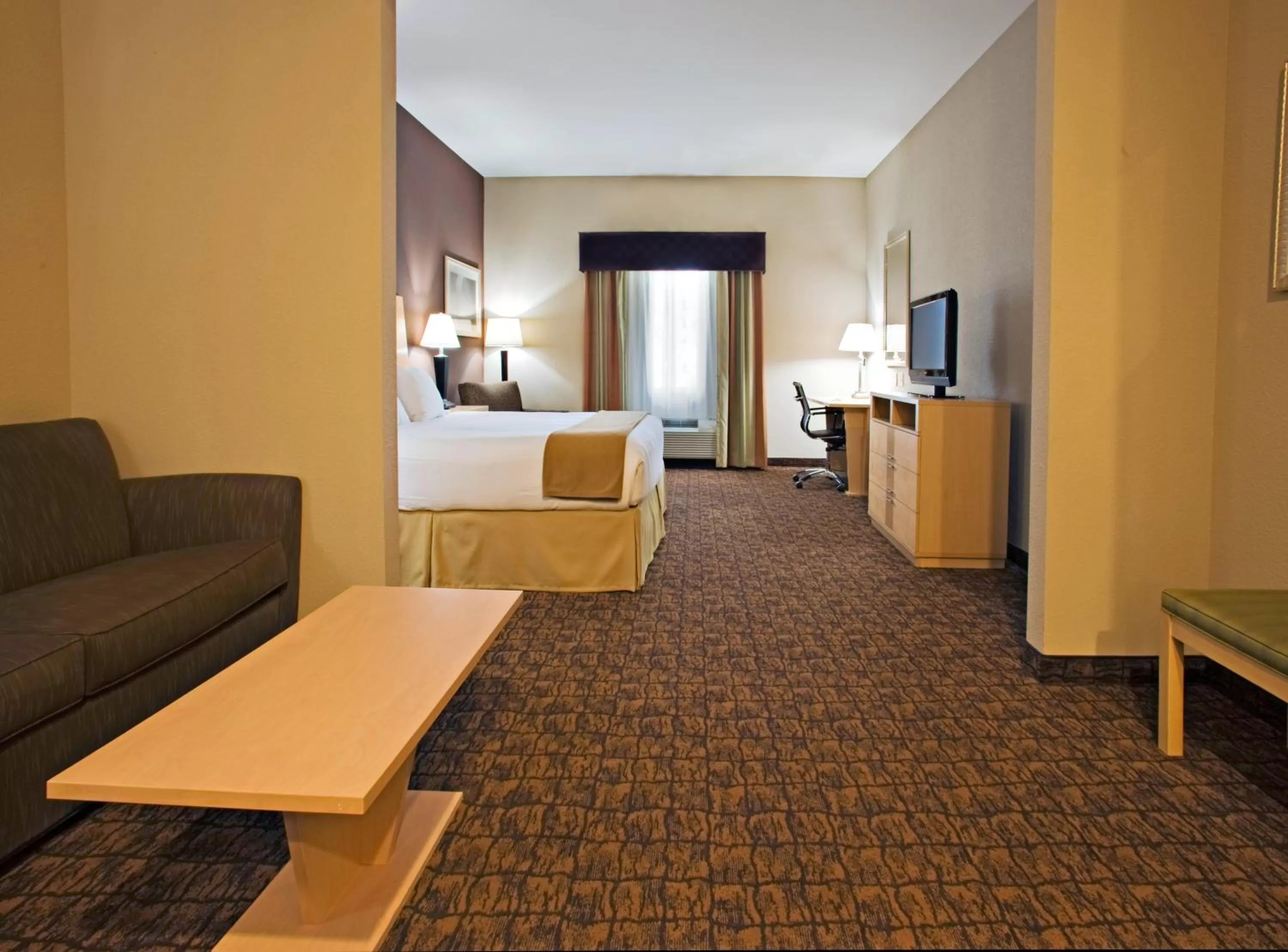 King Suite - Communications and Mobility Accessible Tub in Holiday Inn Express Hotel and Suites Borger by IHG