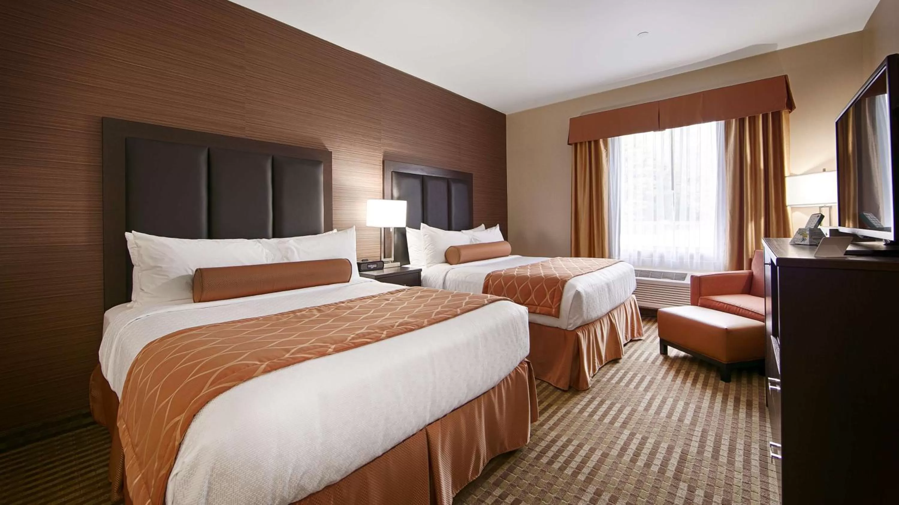 Queen Room with Two Queen Beds with Roll-In Shower - Disability Access in Best Western Plus Fergus Hotel