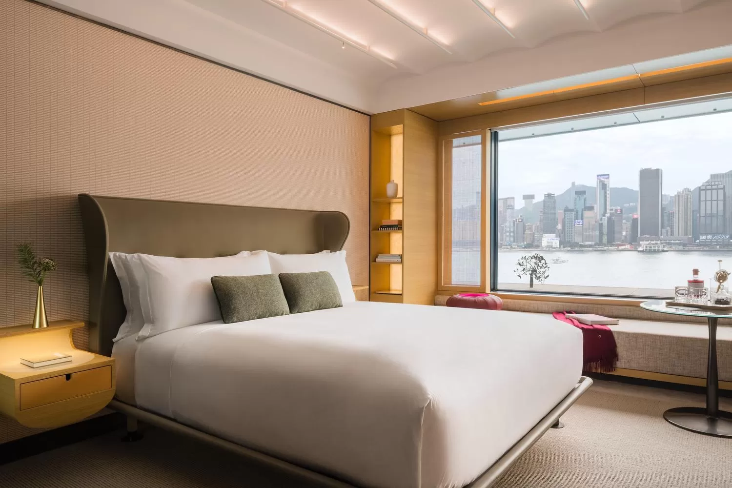 Classic King Room with Daybed and Harbor View in Regent Hong Kong