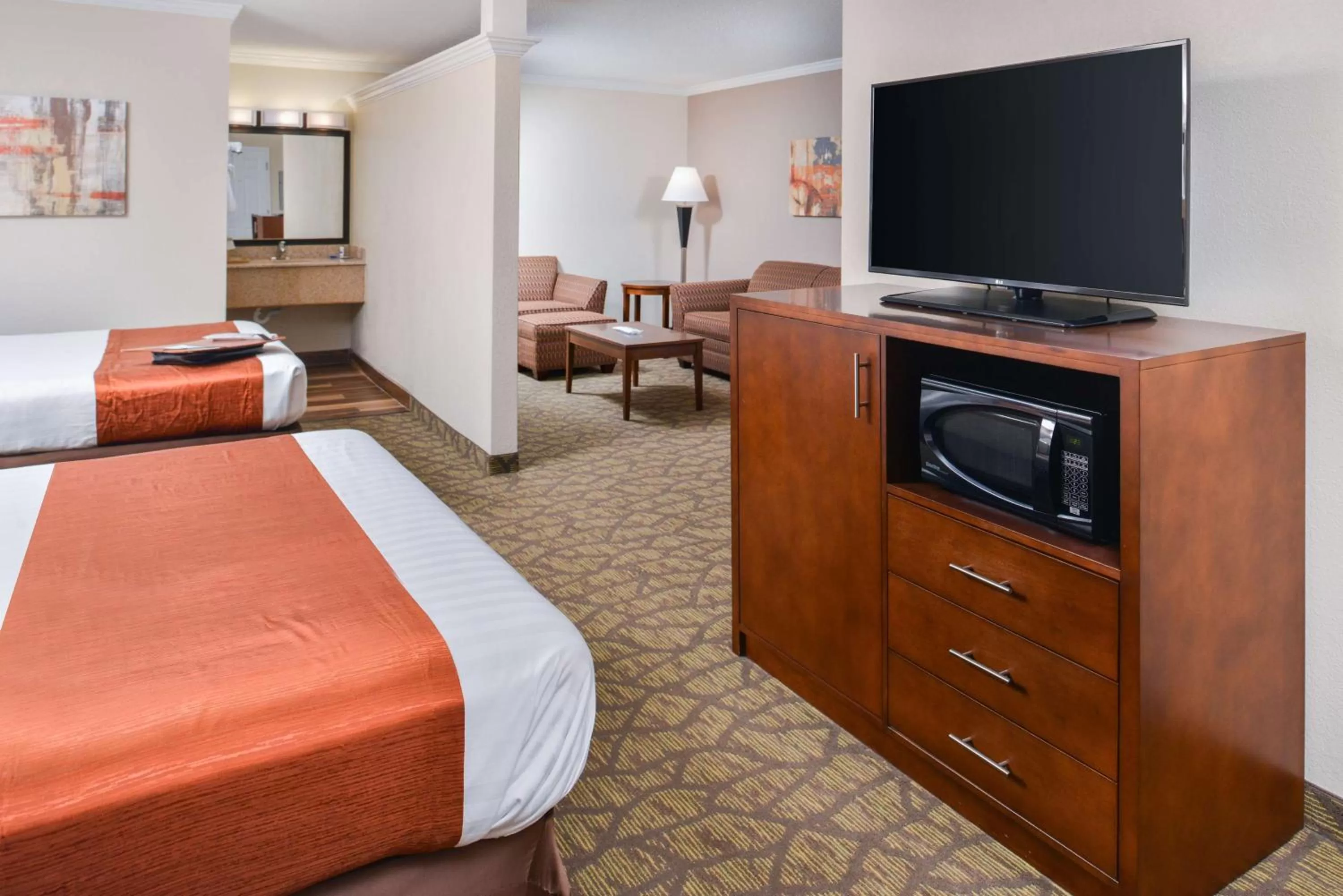 Queen Suite with Two Queen Beds with Sofa Bed in Best Western of Hartland