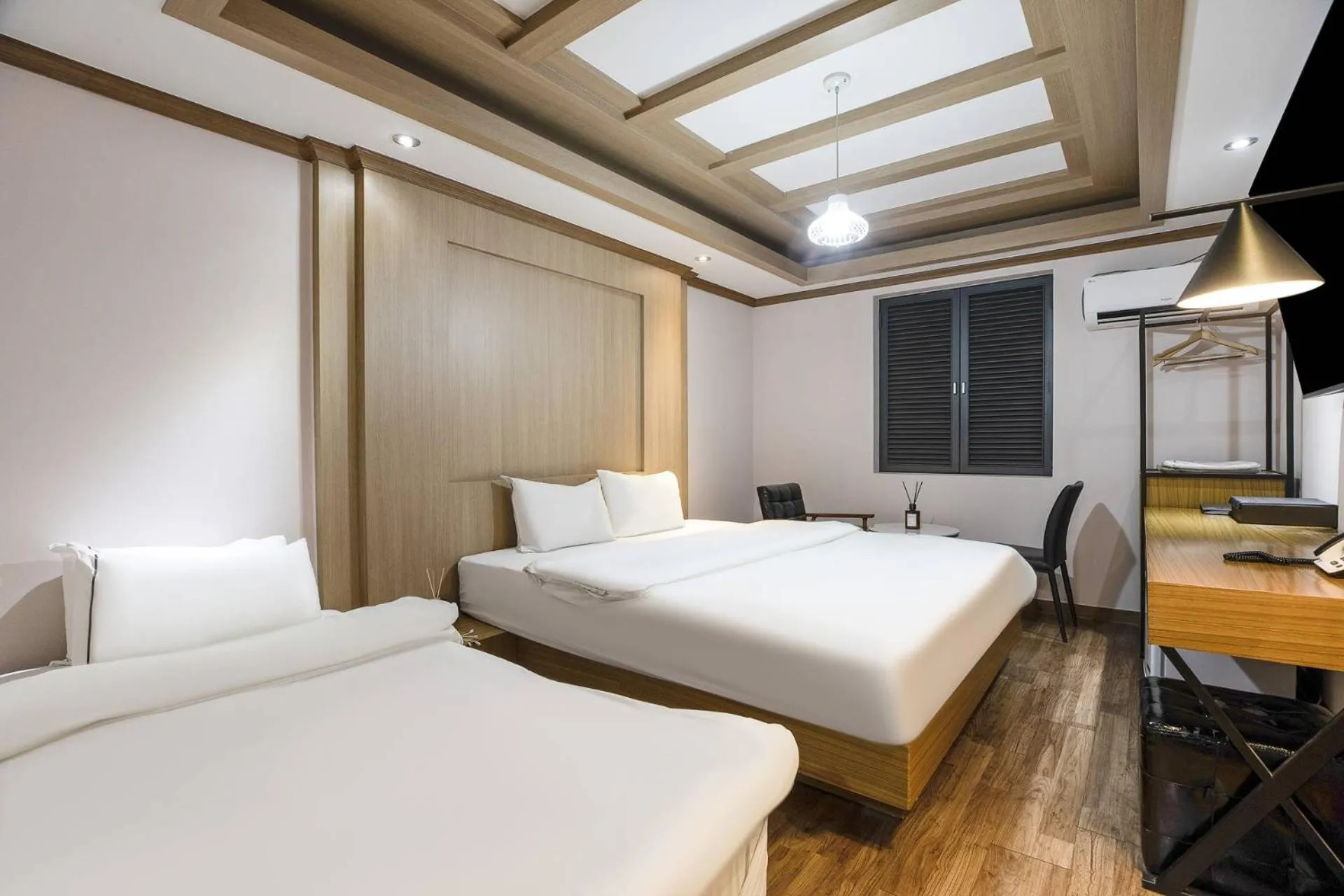 Standard Twin Room in Central Plaza Hotel