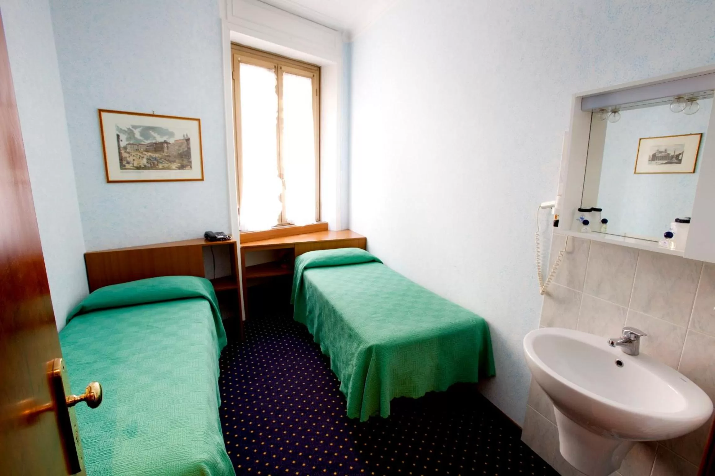Twin Room with Private External Bathroom in Hotel Adriatic