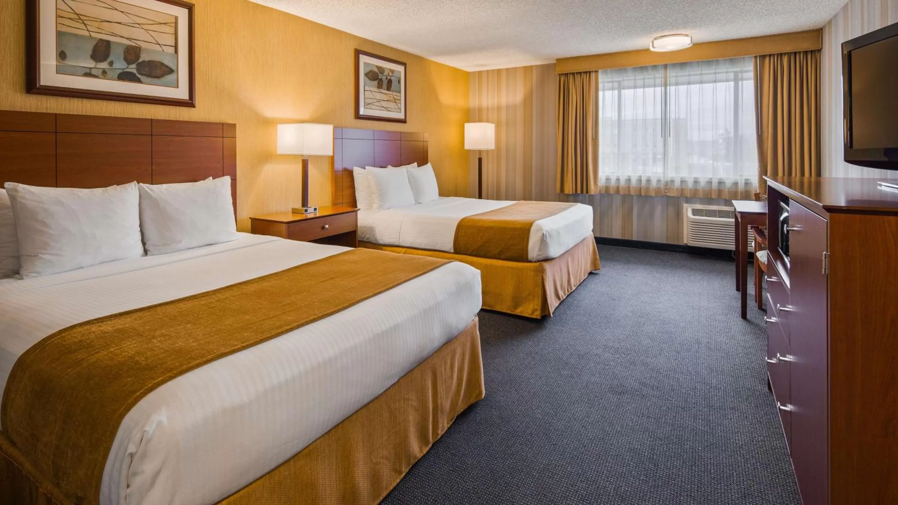 Queen Room with Two Queen Beds and Roll-In Shower- Mobility Access / Non-Smoking in Best Western Cascadia Inn