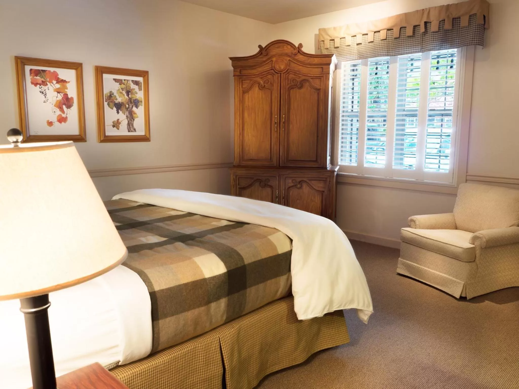 King Room - single occupancy in Wine Country Inn