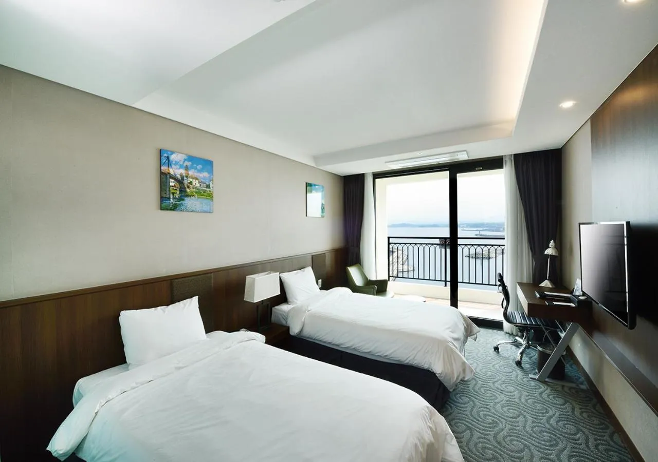 Deluxe Twin Room in Ramada by Wyndham Gangwon Sokcho