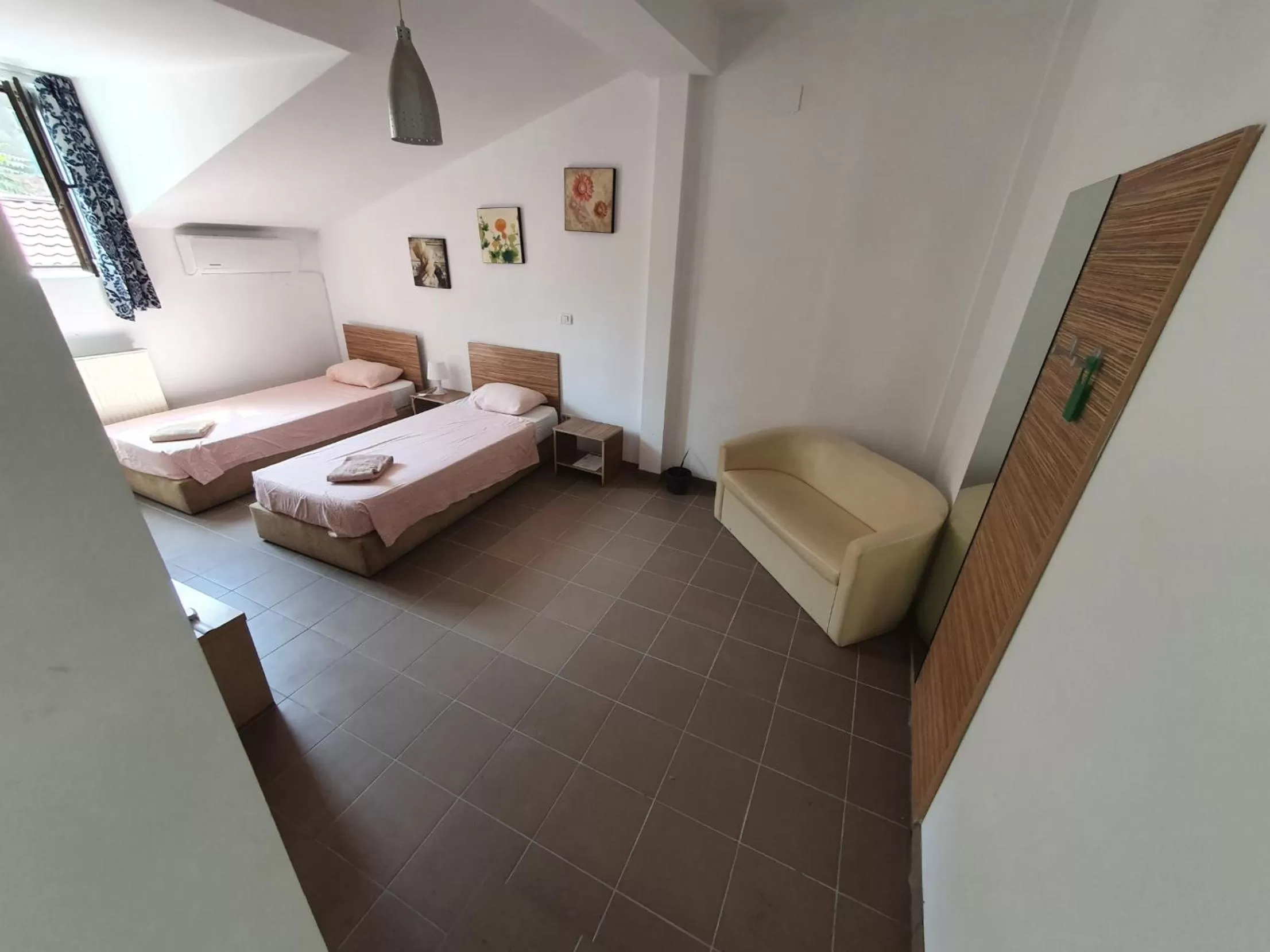 Deluxe Twin Room in Piata Uniri Cozy Inn