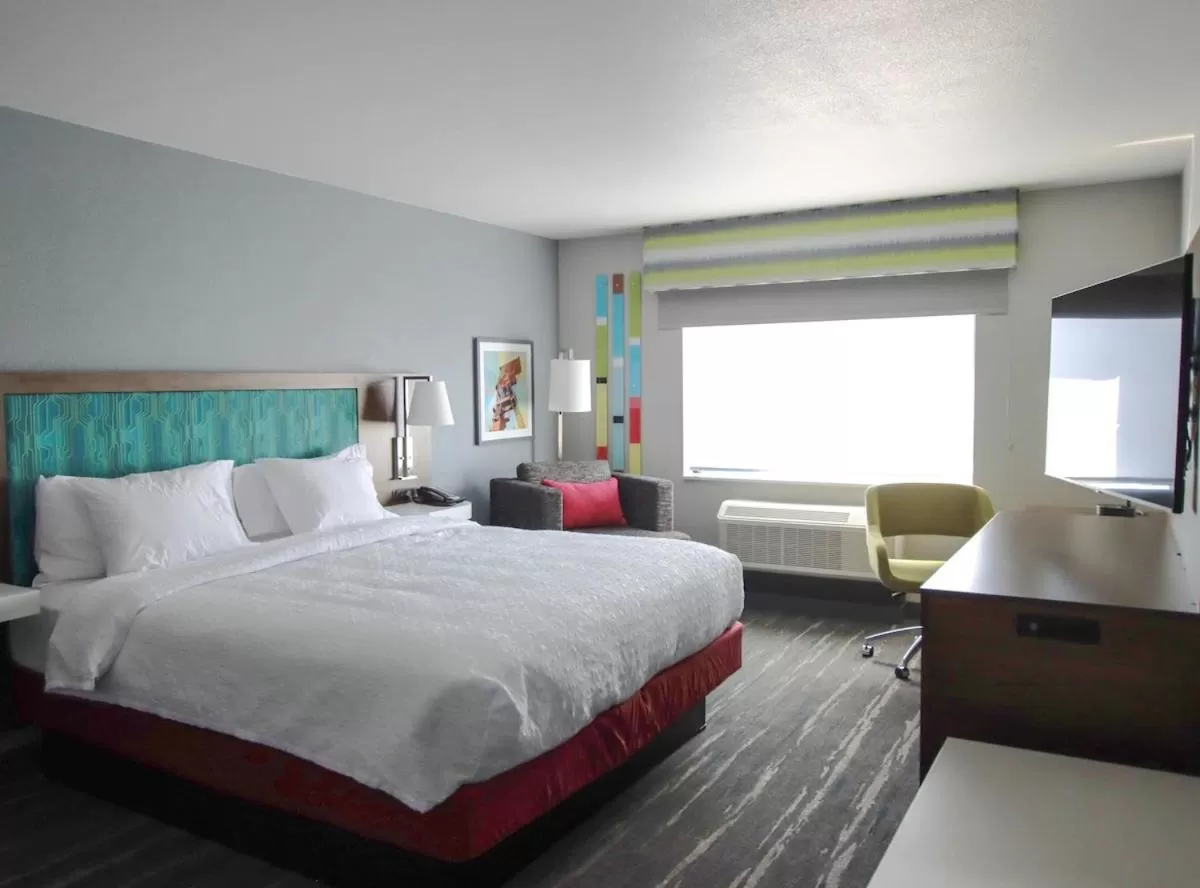 King Room with City View - Non-Smoking in Hampton Inn Lead