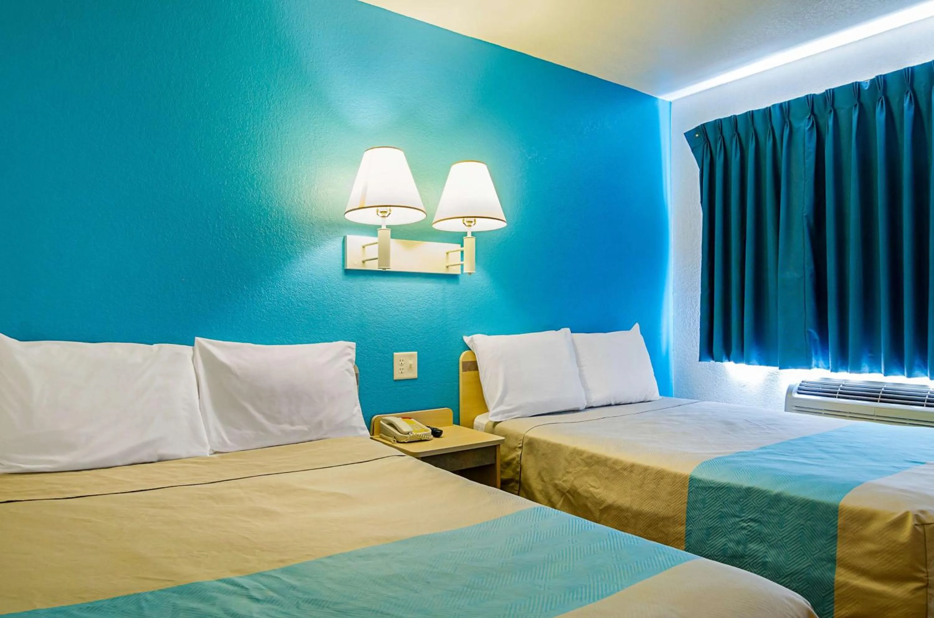 Quadruple Room - single occupancy - Disability Access - Non-Smoking in Motel 6-Mitchell, SD