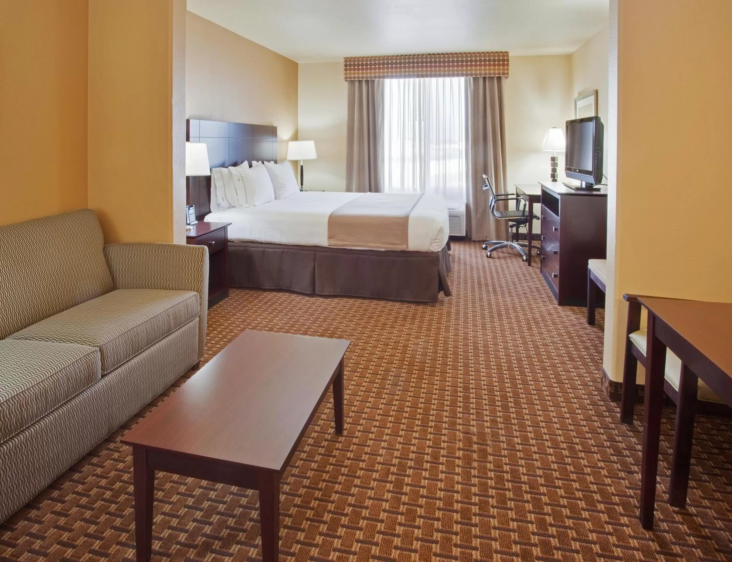 Holiday Inn Express & Suites Dinuba West by IHG
