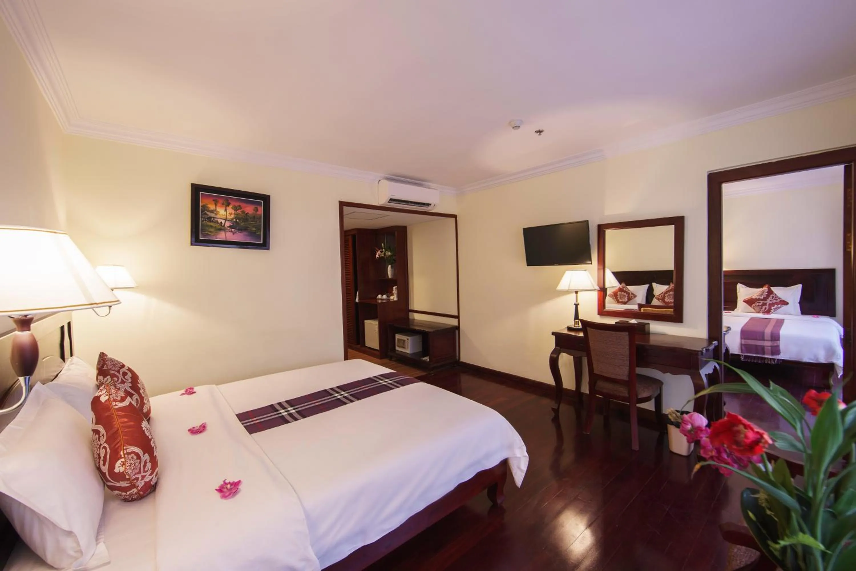 Deluxe Double or Twin Room with Balcony - single occupancy in Smiling Hotel