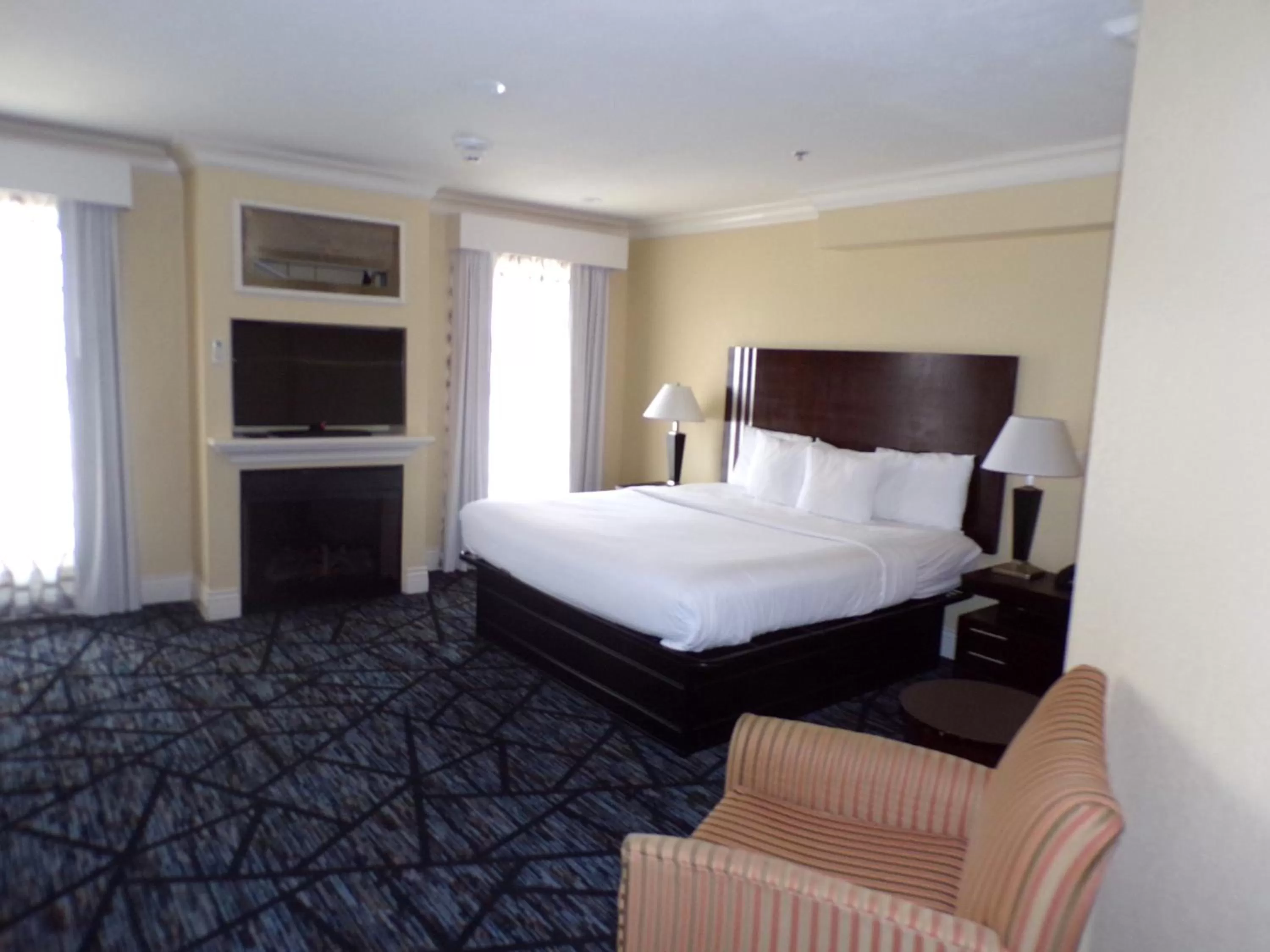 Standard King Room in Niagara Crossing Hotel and Spa