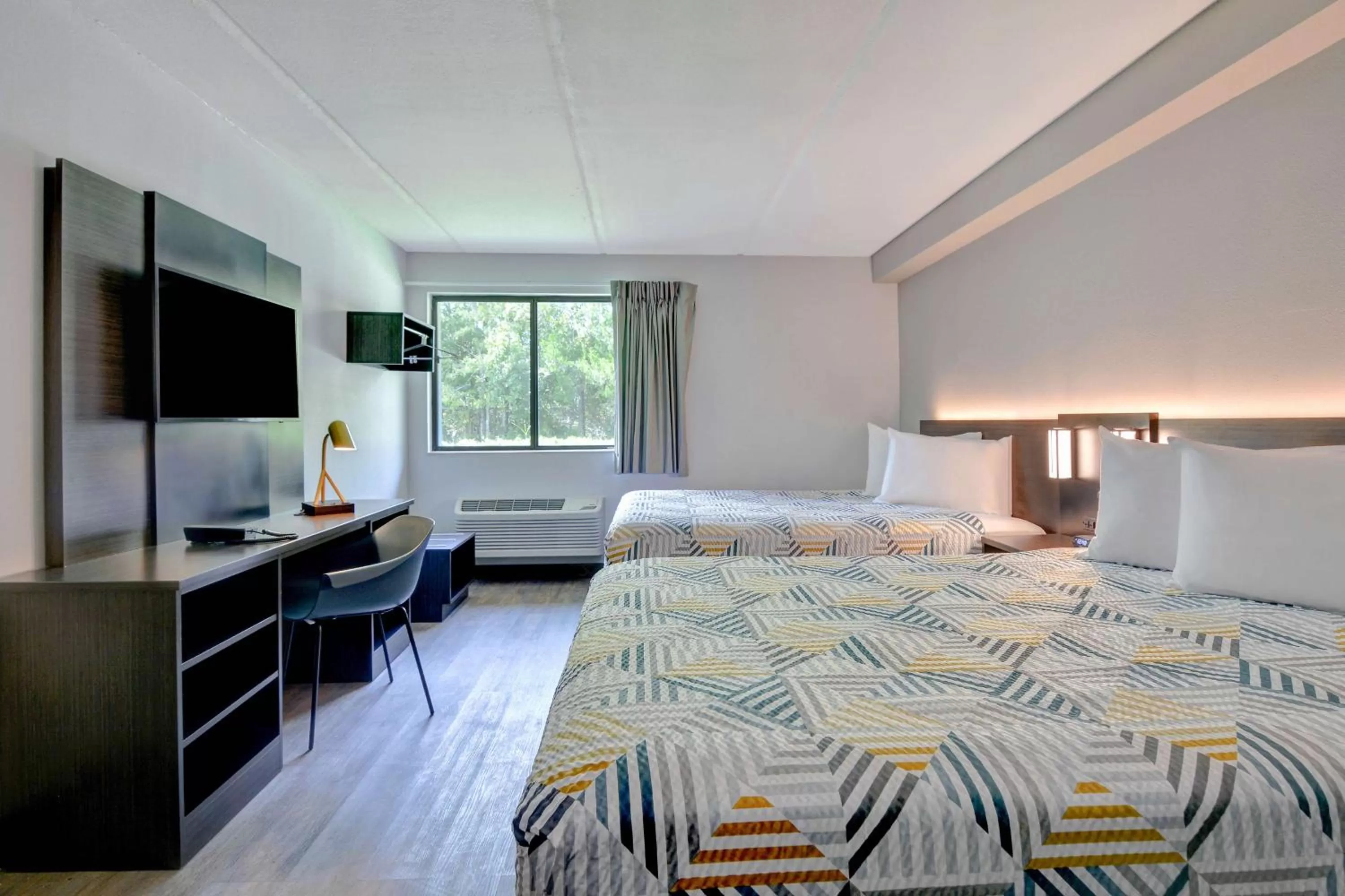 Deluxe Quadruple Room - Smoking in Studio 6-Jacksonville, FL - Baymeadows