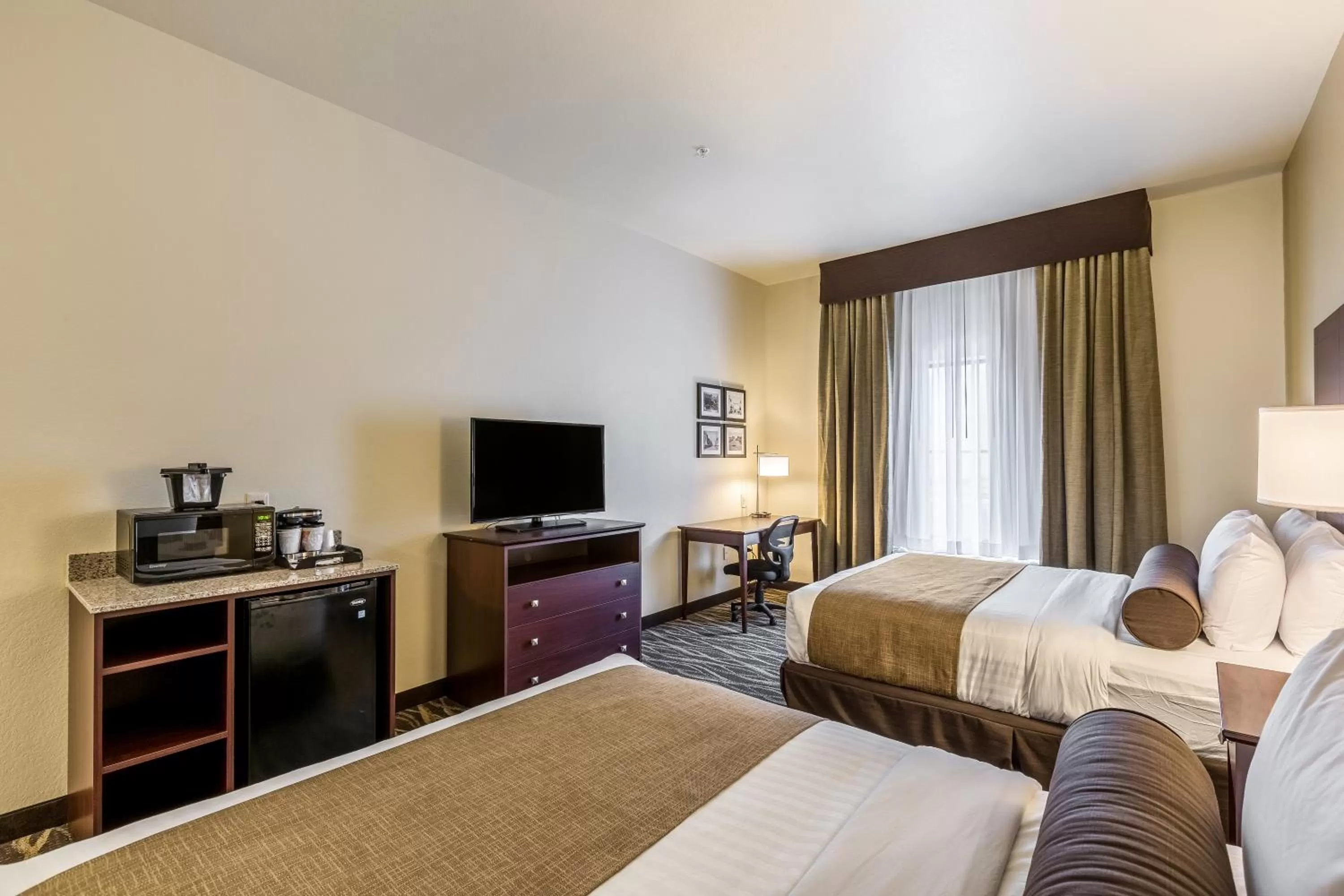 Queen Room - Disability Access in Cobblestone Inn & Suites Fairfield Bay