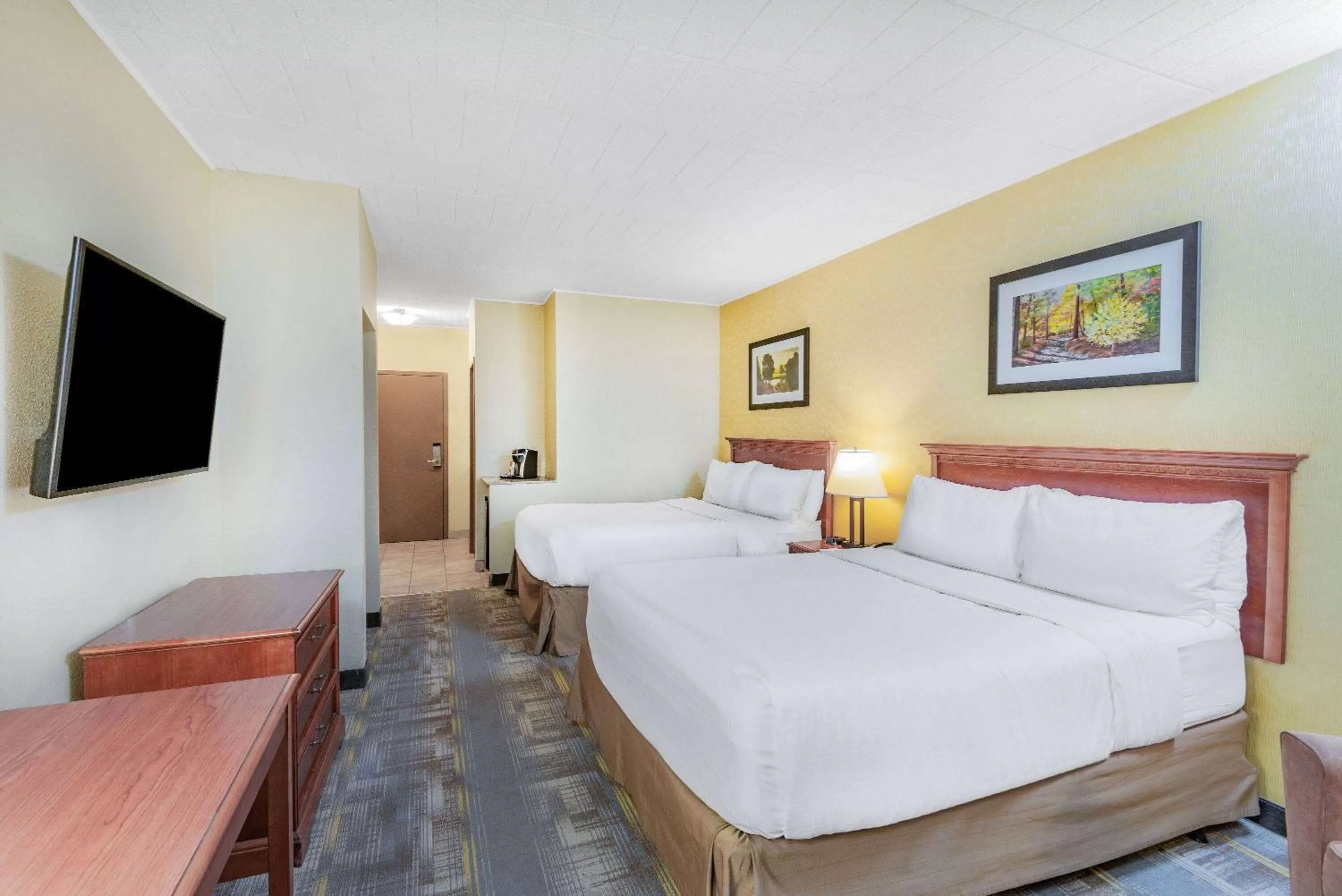 Queen Room with Two Queen Beds - Pet Friendly/Non-Smoking in Wyndham Garden York