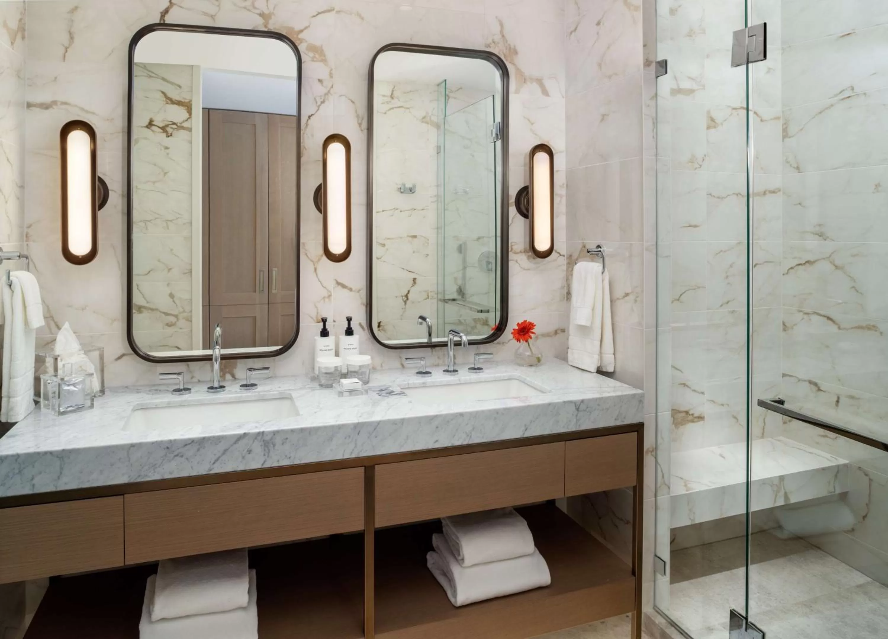 Deluxe Queen Room with Two Queen Beds and Mobility Accessible Tub in Conrad Nashville