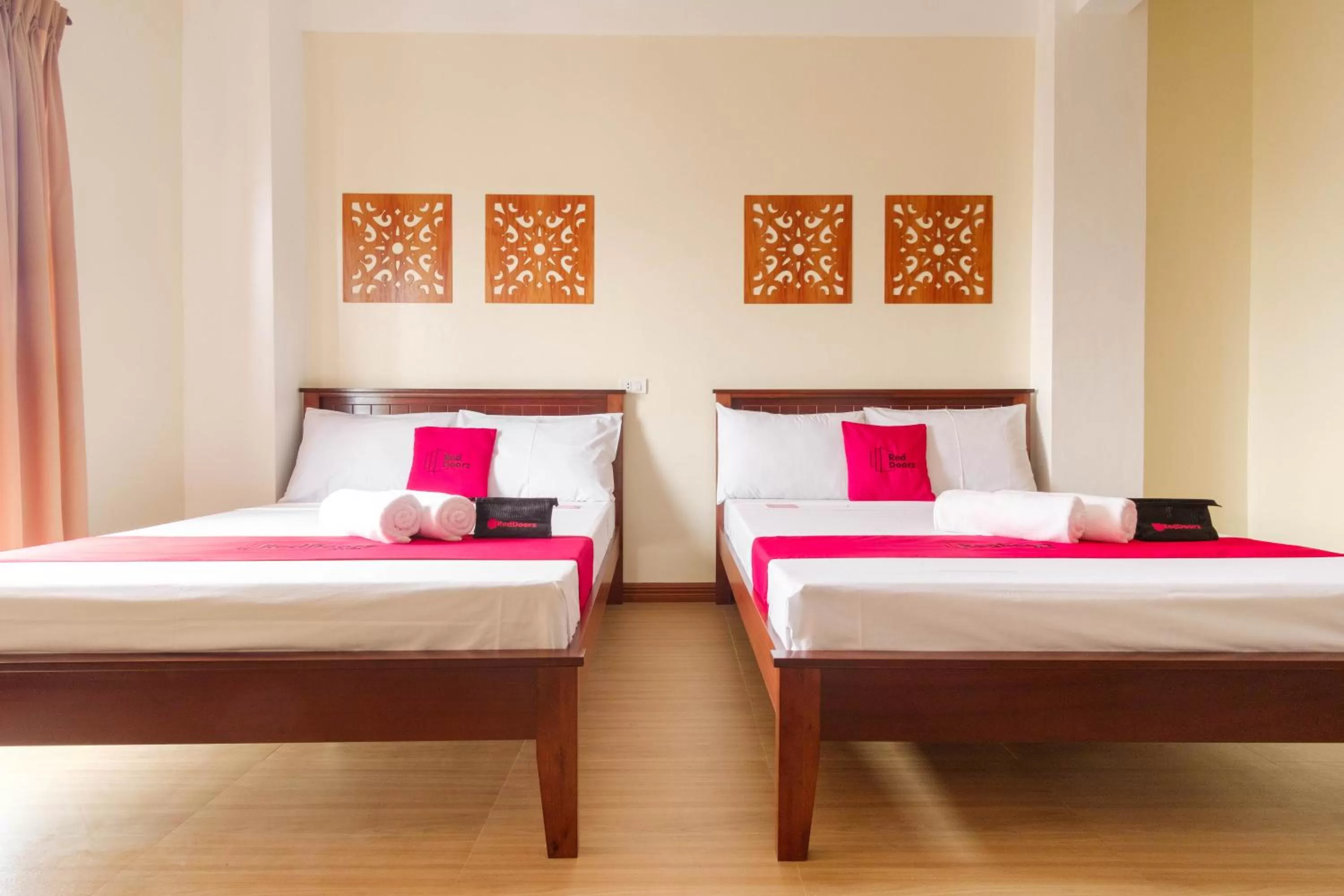 Quadruple Room in RedDoorz Plus near Johnson and Johnson Paranaque