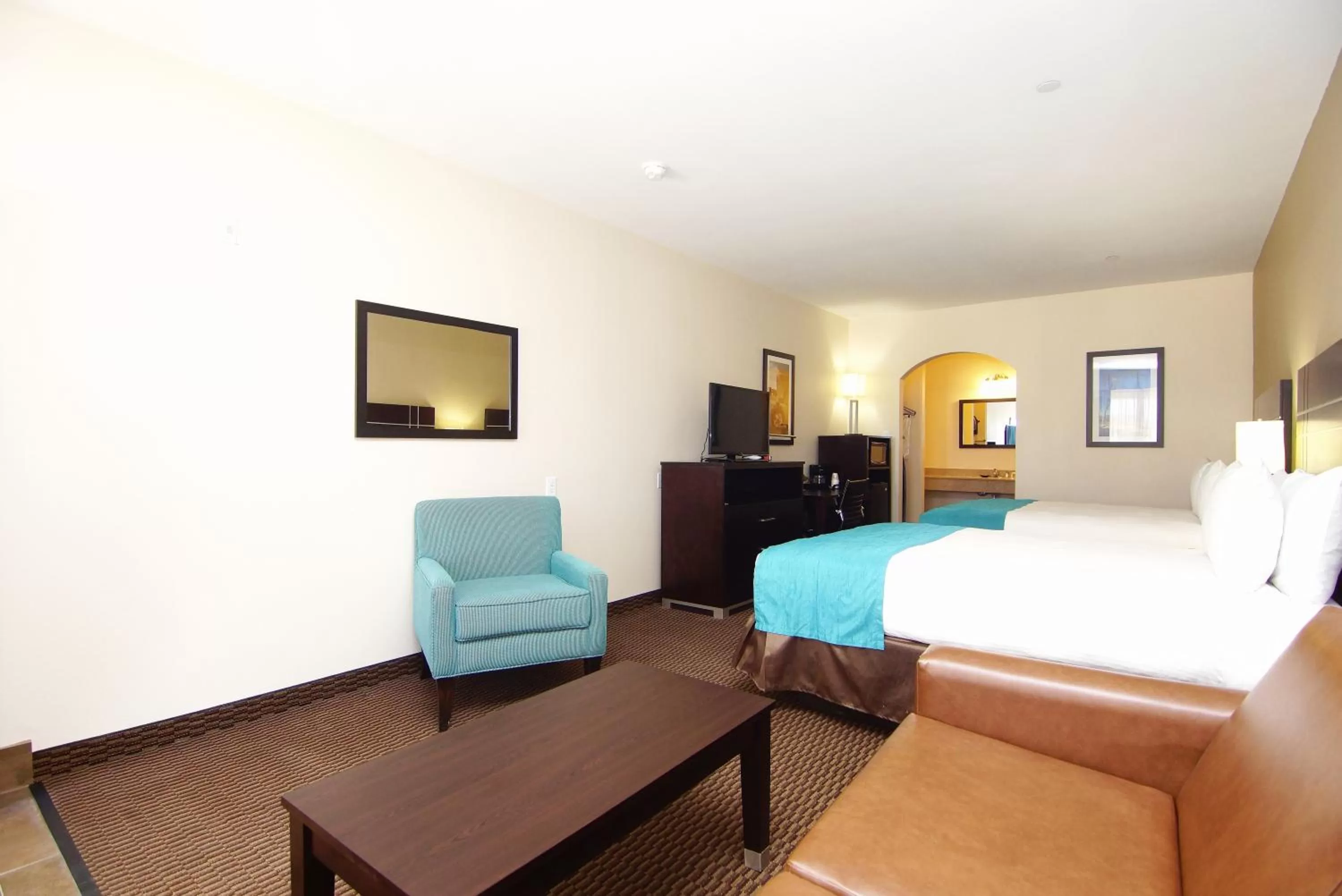 Queen Room with Two Queen Beds and Kitchenette - Smoking in Americas Best Value Inn Cuero