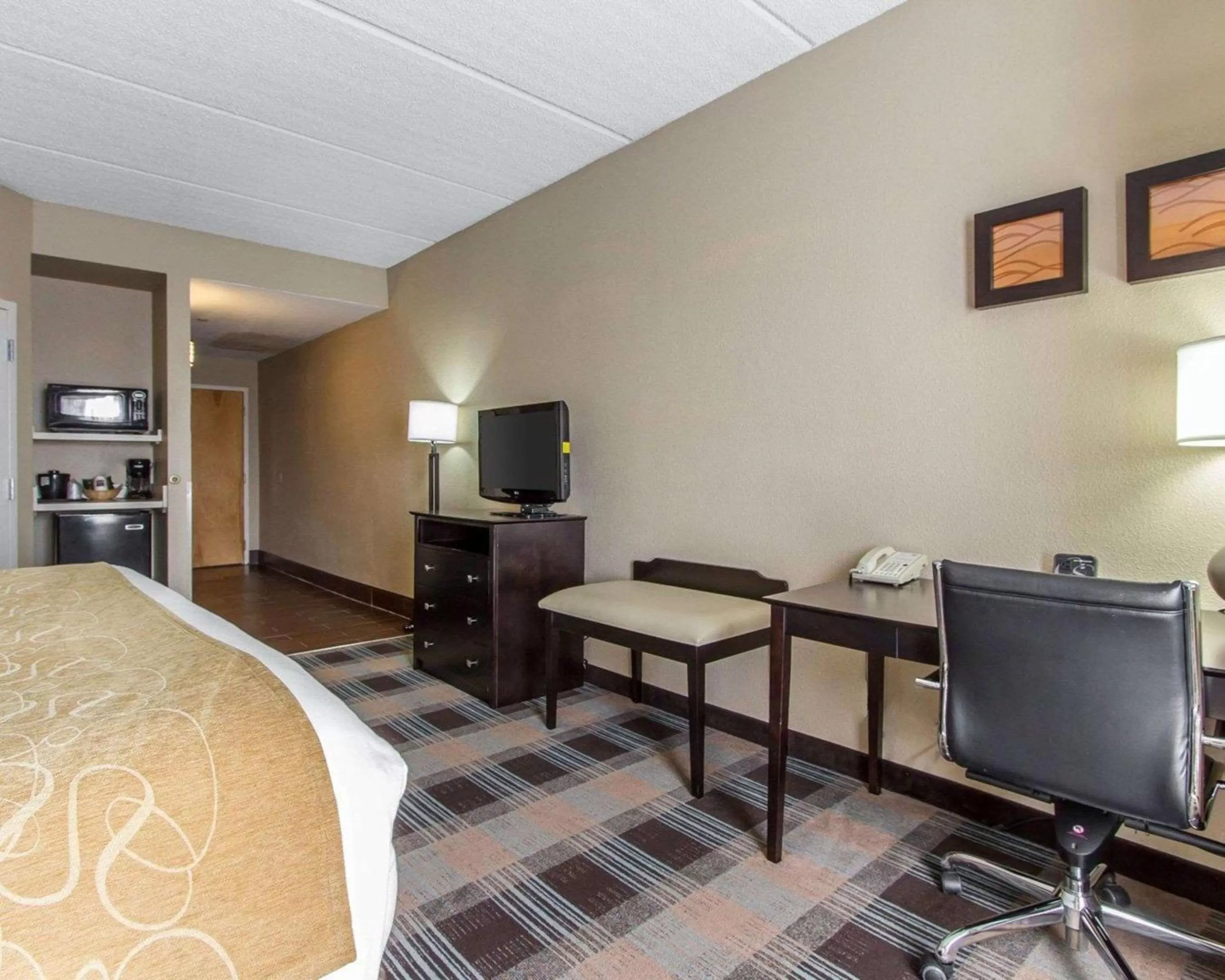 King Room - Non-Smoking in Comfort Suites Airport