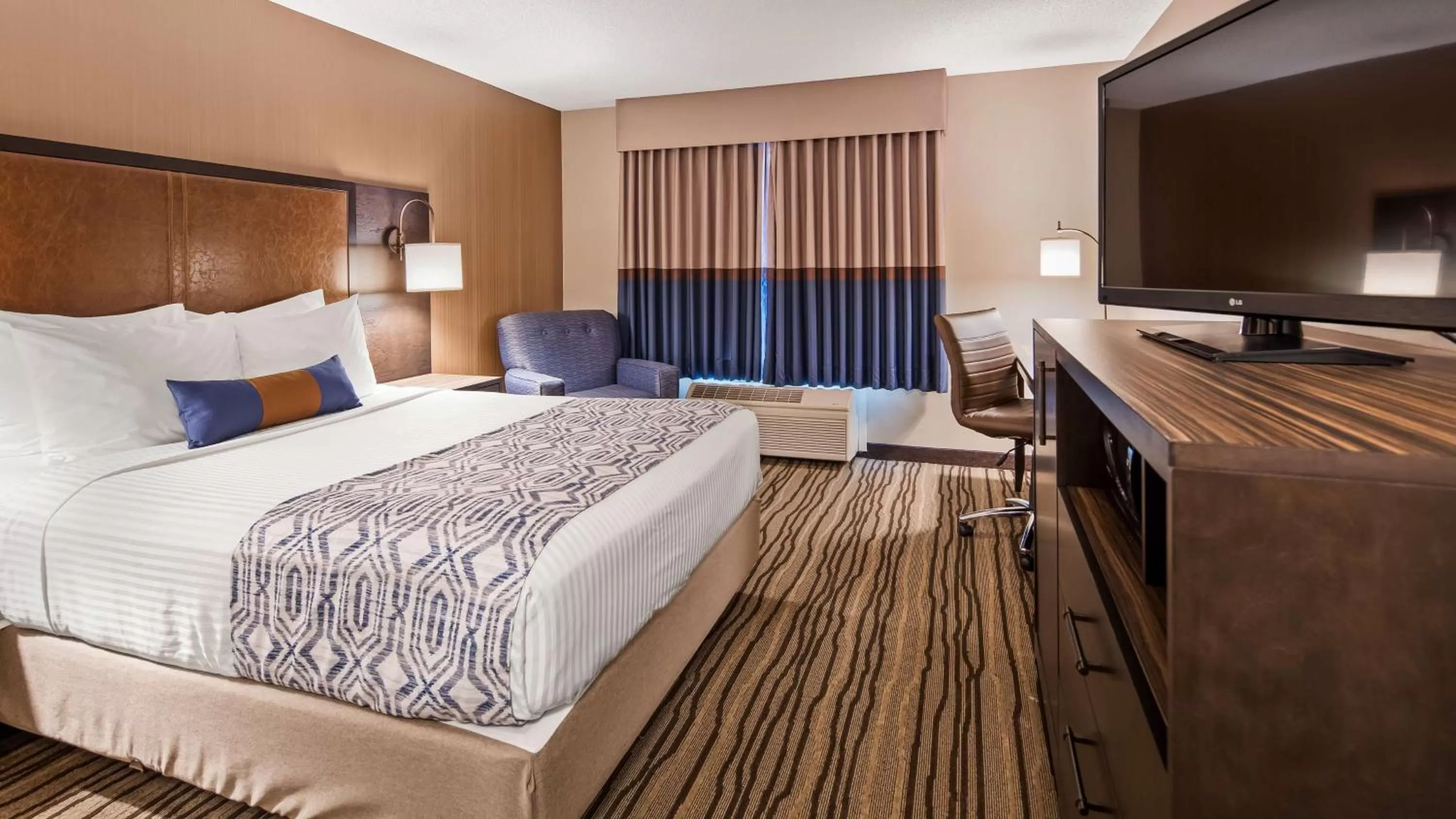 Queen Room - Disability Access/Non-Smoking in Best Western PLUS Calgary Centre Inn