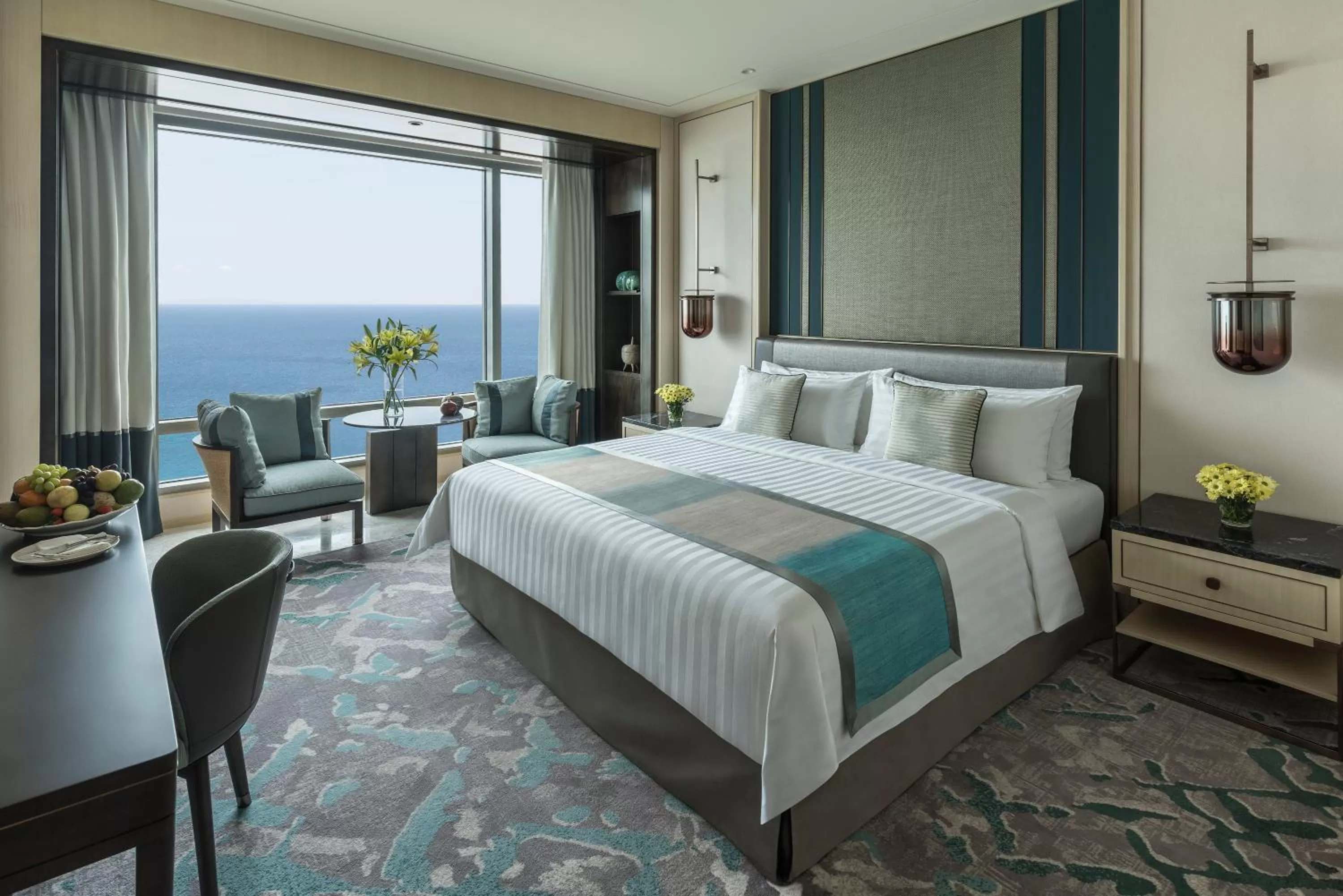 Horizon Club Ocean View King - Lounge Access on 32nd floor including daily breakfast, complimentary daily high tea, happy hour, and canapés. in Shangri-La Colombo