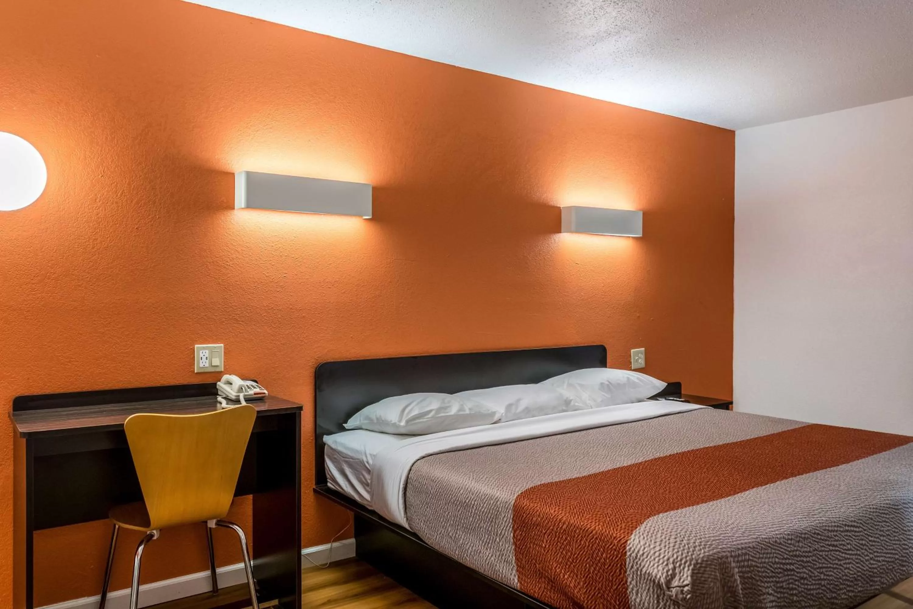 Queen Room - Smoking in Motel 6 Florence, KY - Cincinnati Airport