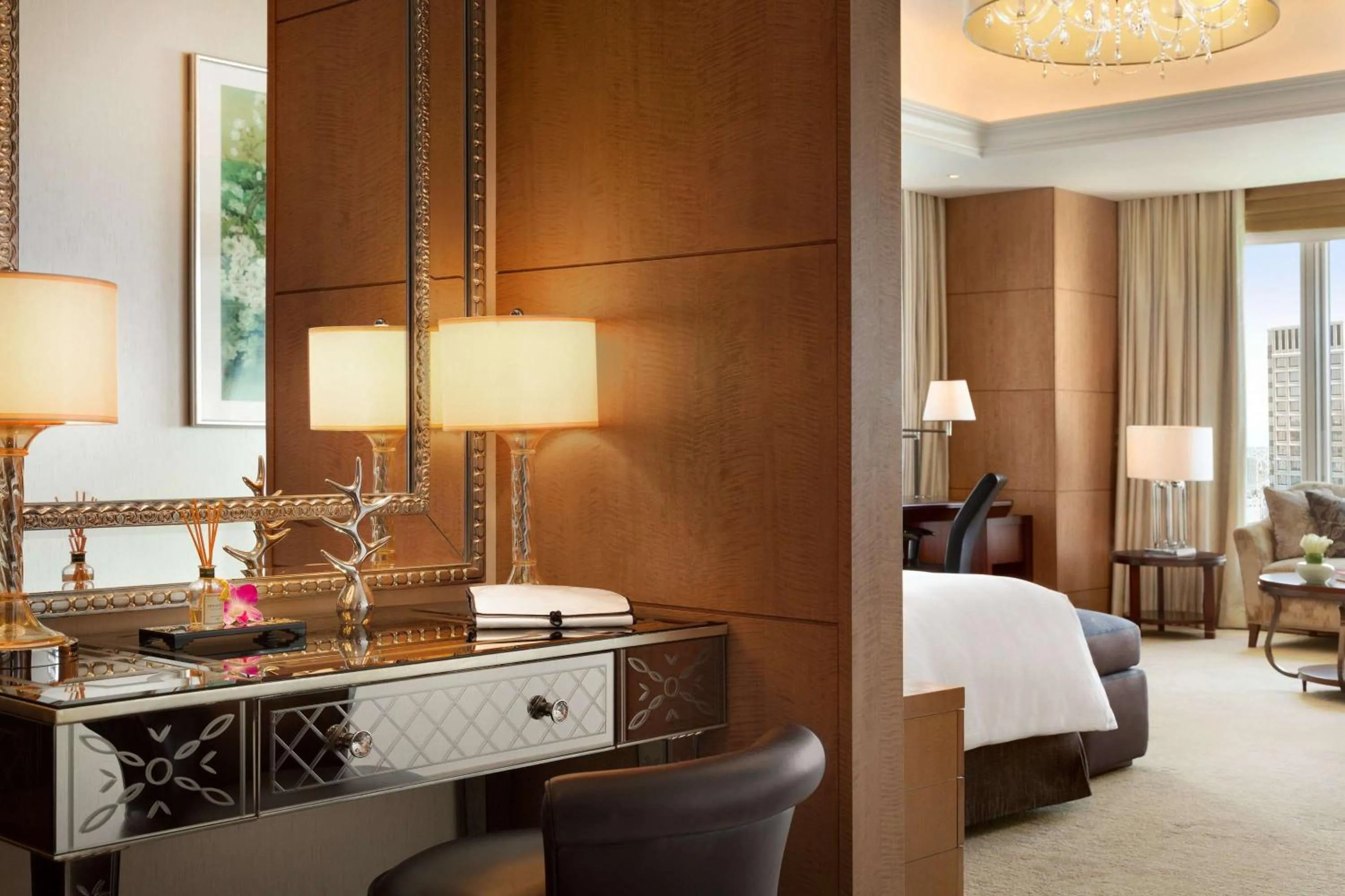 Photo of the whole room, Bed in Shangri-La Tokyo