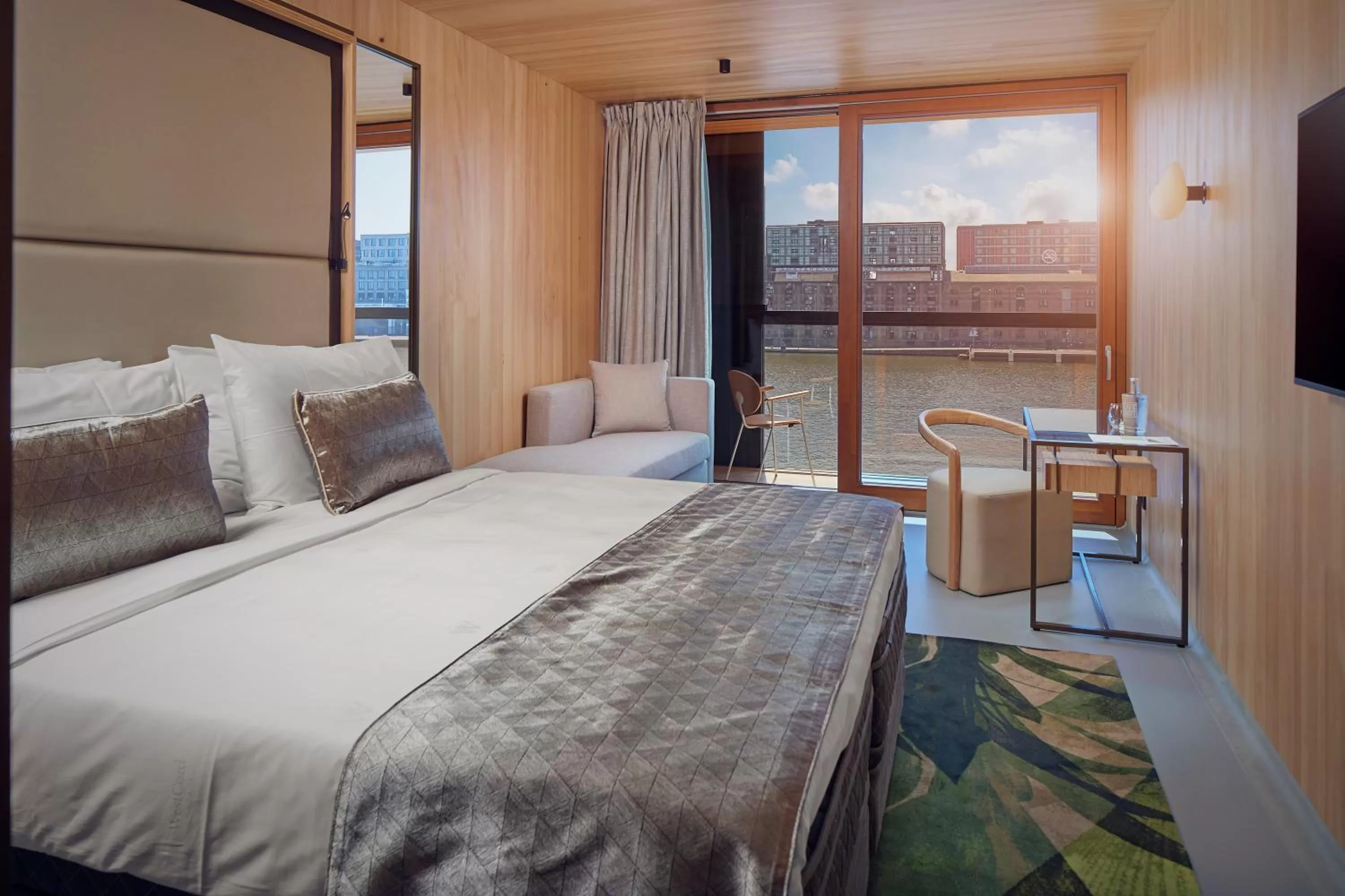Waterfront Superior with Bath, Shower & Balcony in Hotel Jakarta Amsterdam