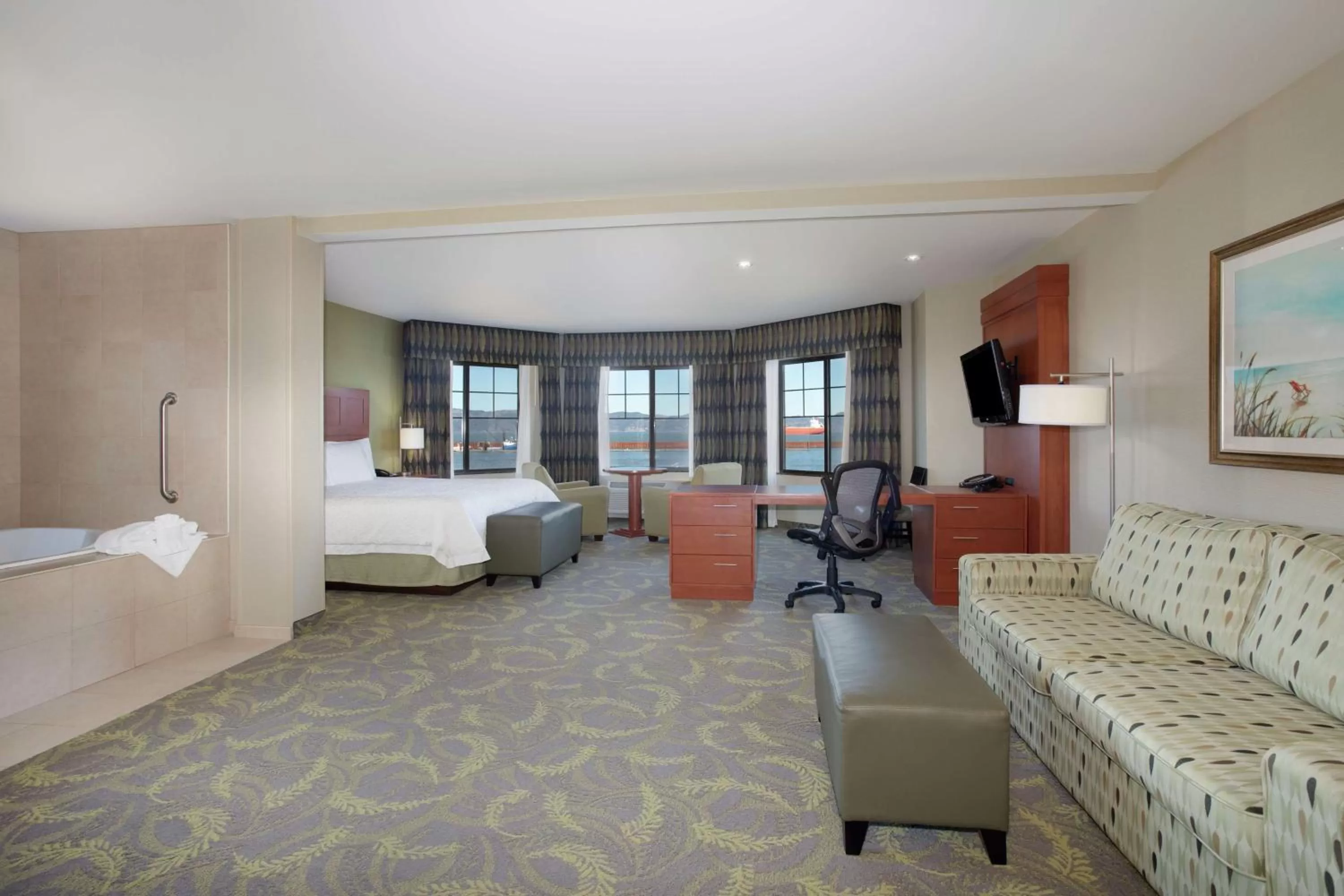 King Room - River View with Spa Bath  in Hampton Inn & Suites Astoria